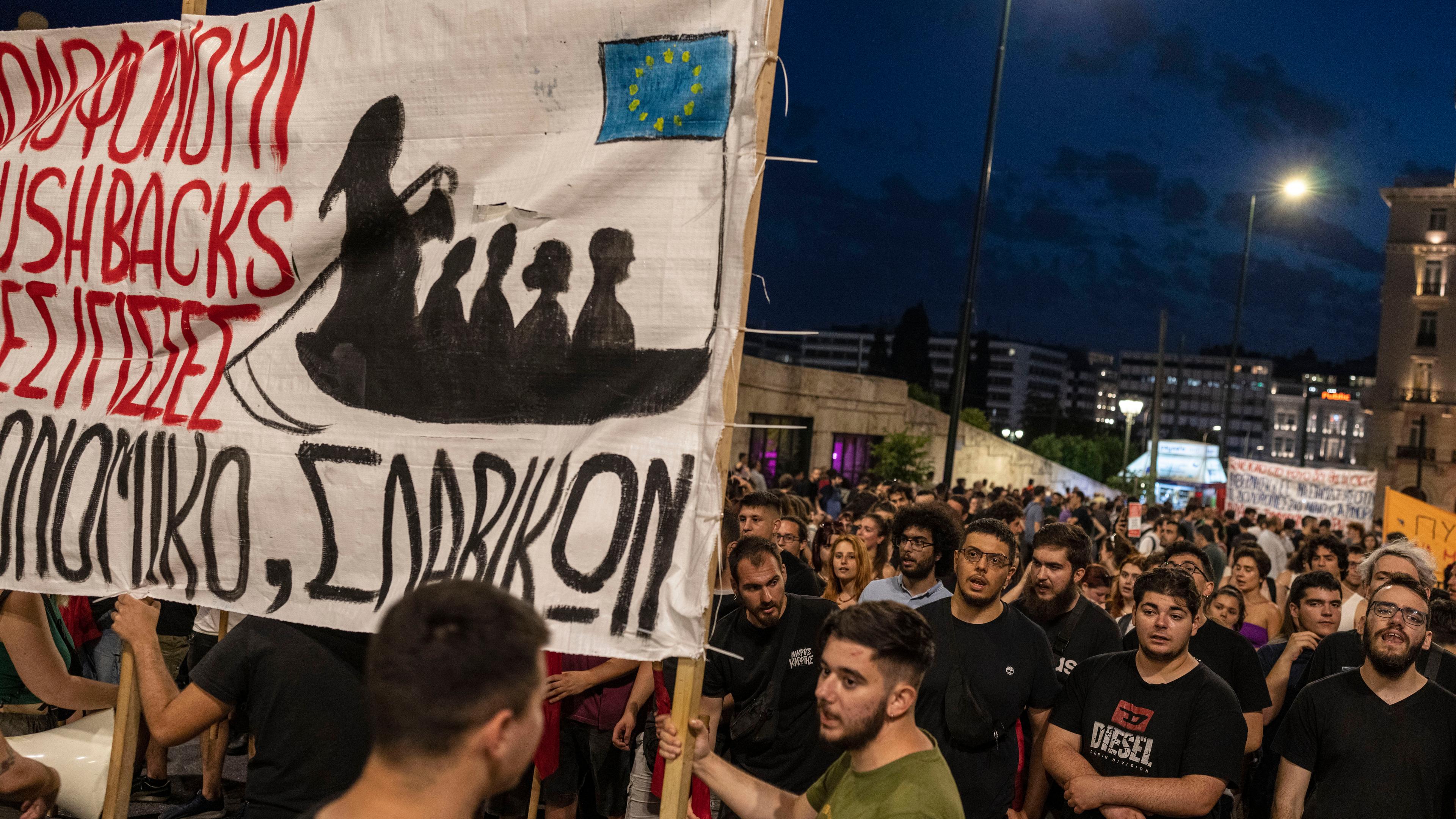 Griechenland, Athen: Demonstranten während einer Demonstration