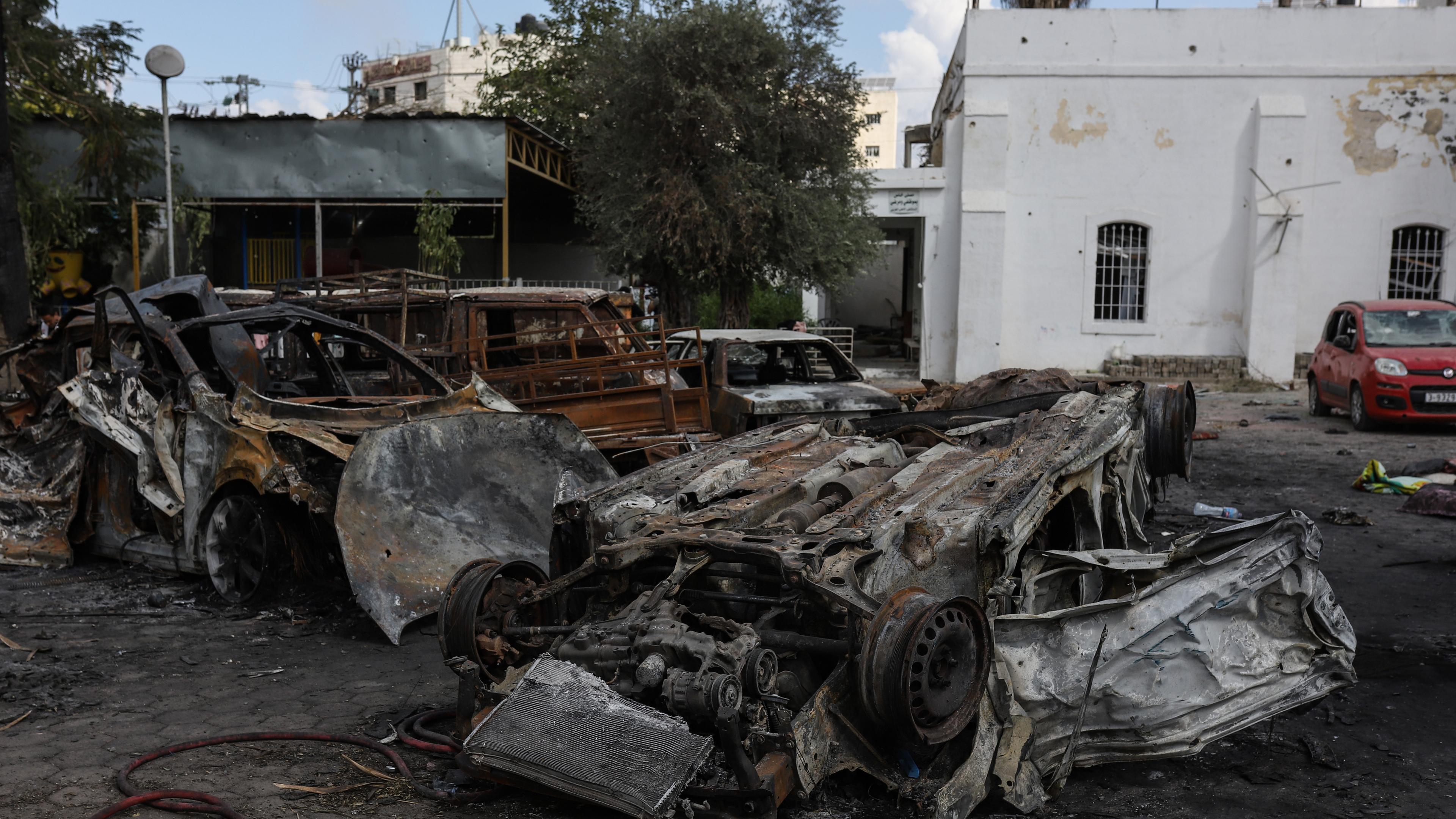 18.10.23, Gaza-Stadt: Die Explosion in einem Krankenhaus in Gaza-Stadt hat zu Verwüstungen geführt.