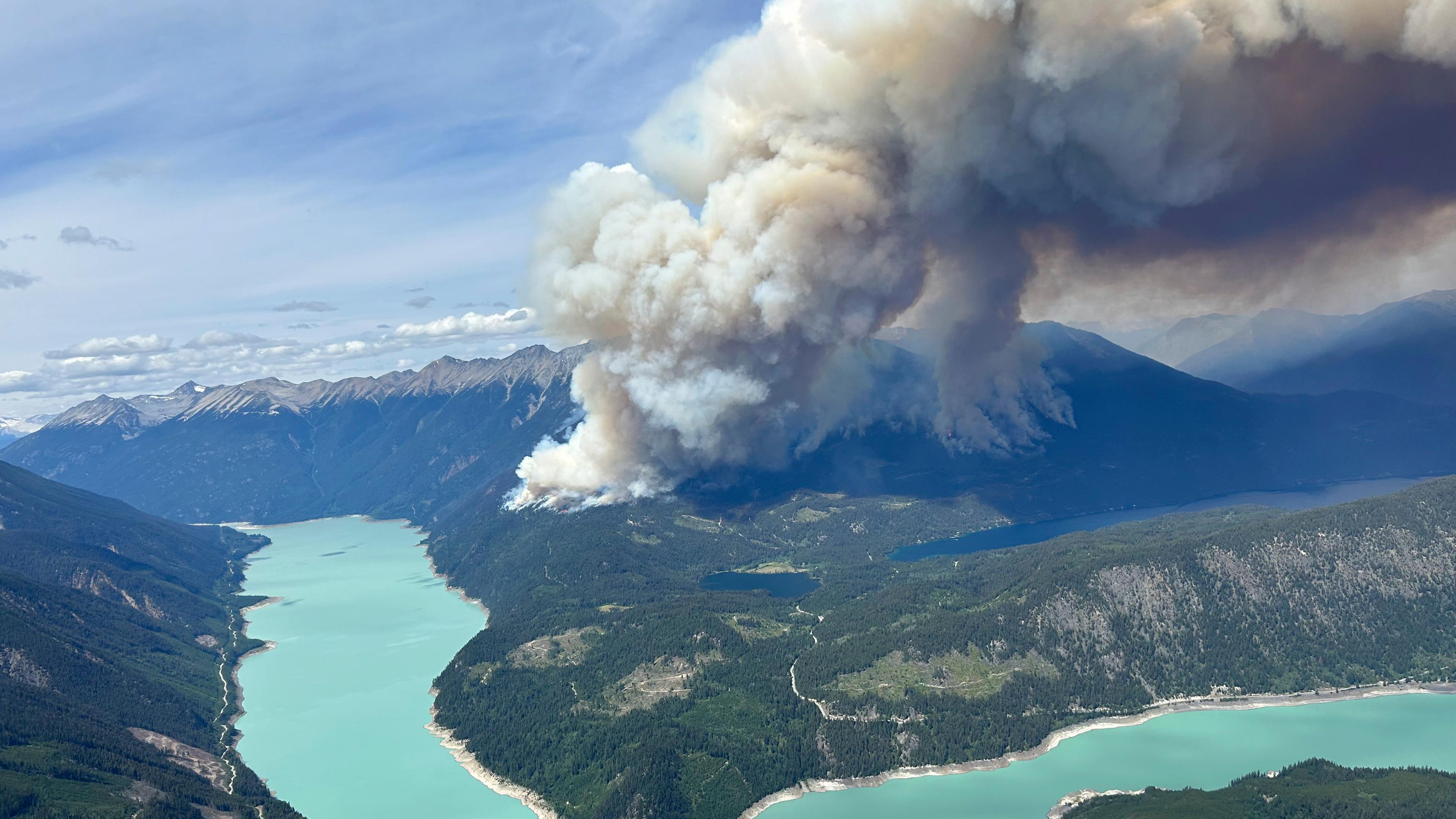 20.08.23 Kanada, Waldbrände in der Nähe des Downton Lake im südlichen Teil von British Columbia 