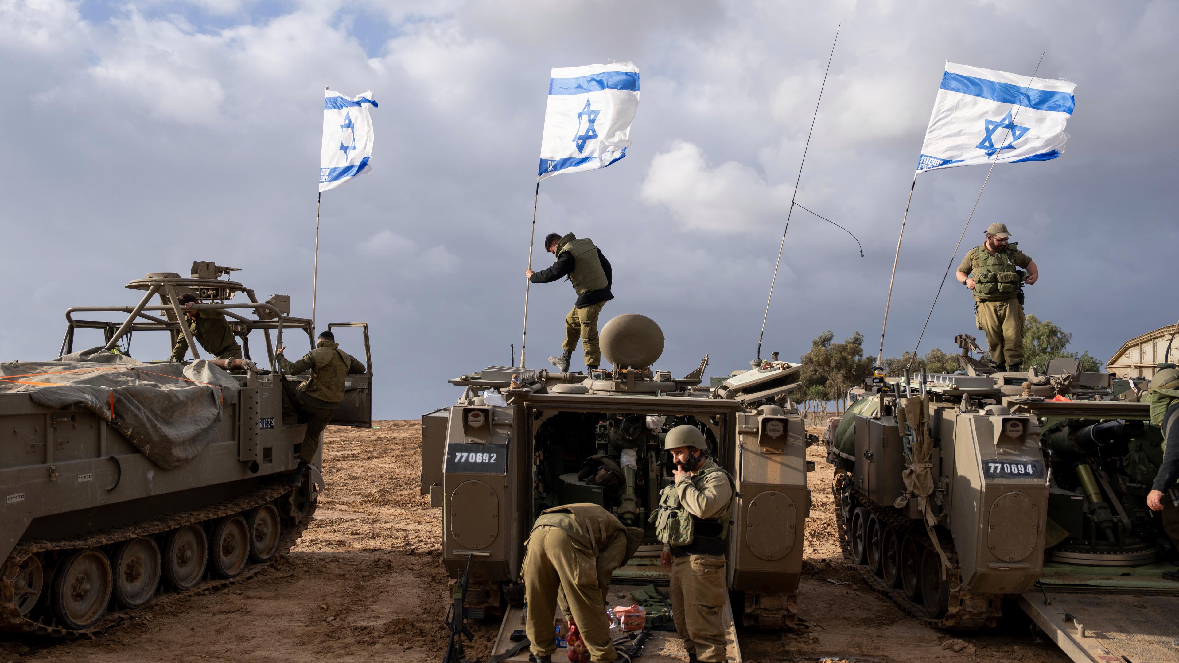Israel, 20.11.2023: Israelische Soldaten schwenken ihre Flagge.