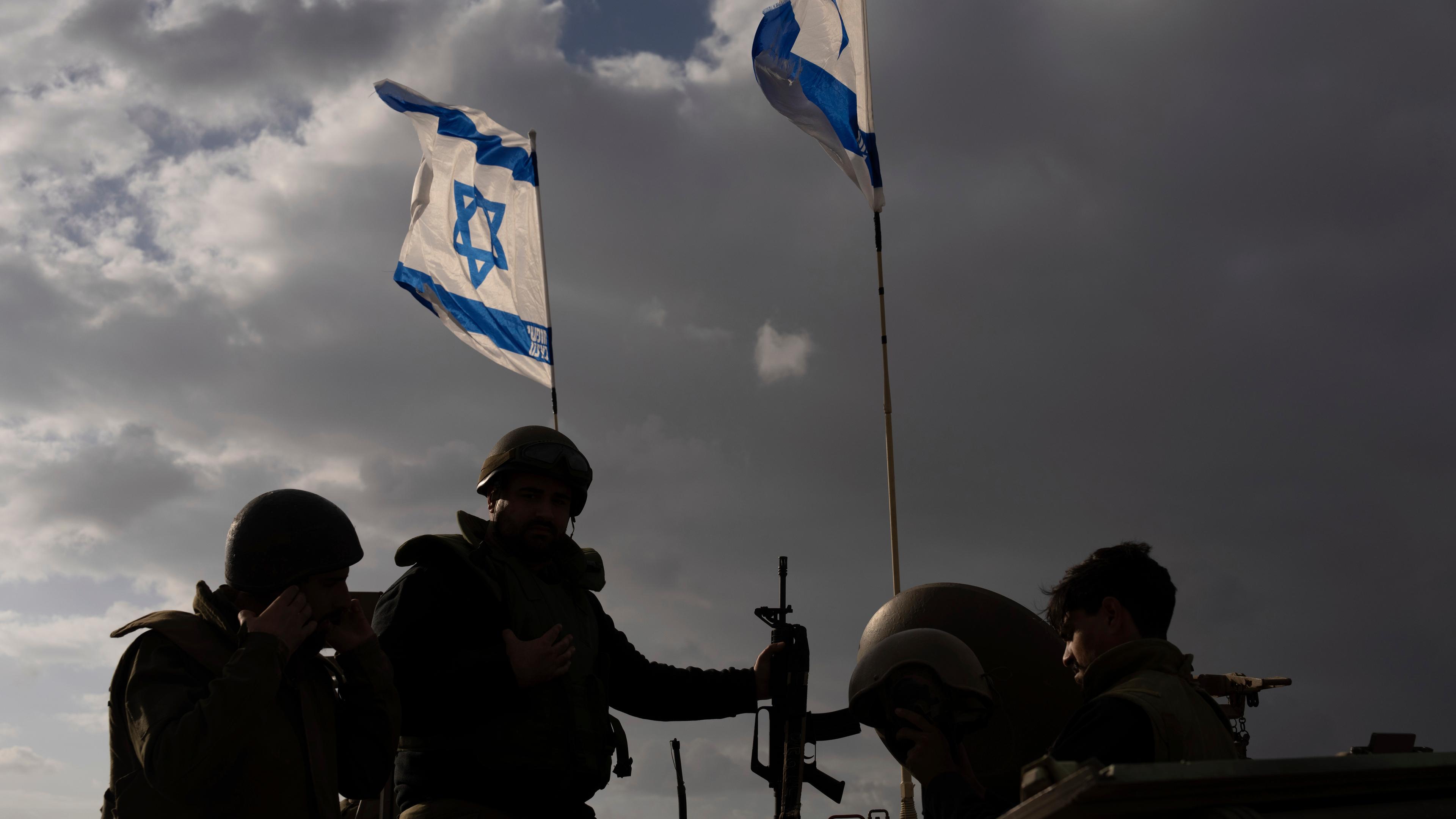 Israel, 20.11.2023: Israelische Soldaten unter der israelischen Flagge.