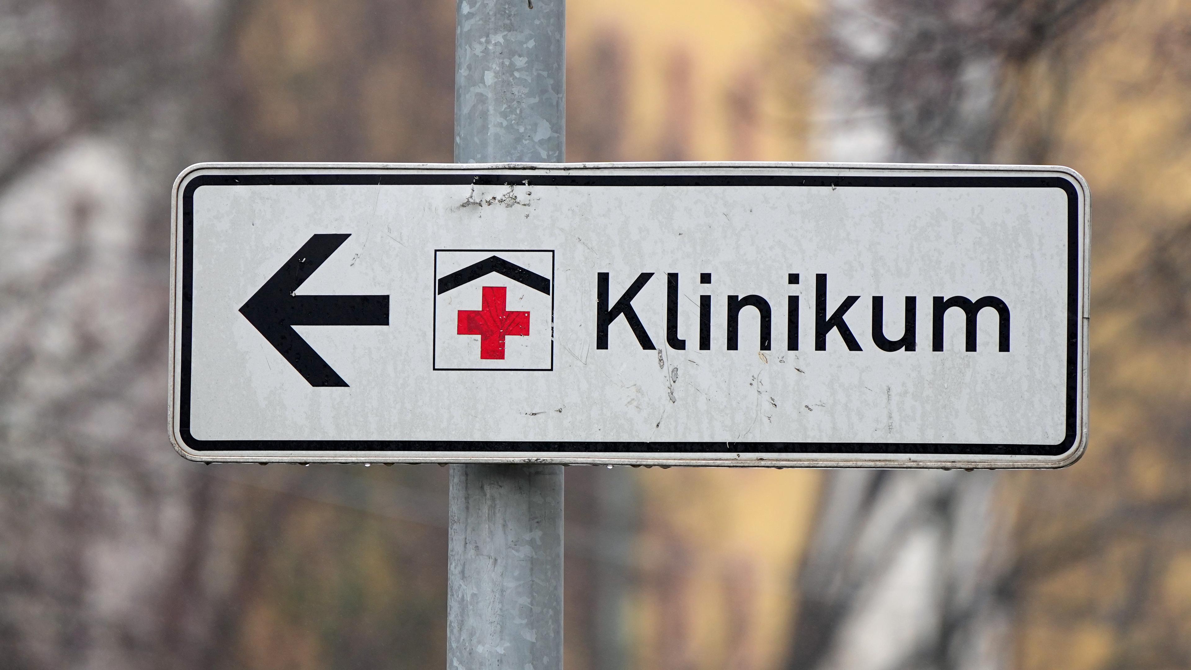 ARCHIV: 21.11.2023, Potsdam: Ein Schild mit der Aufschrift Klinikum weißt nach links.