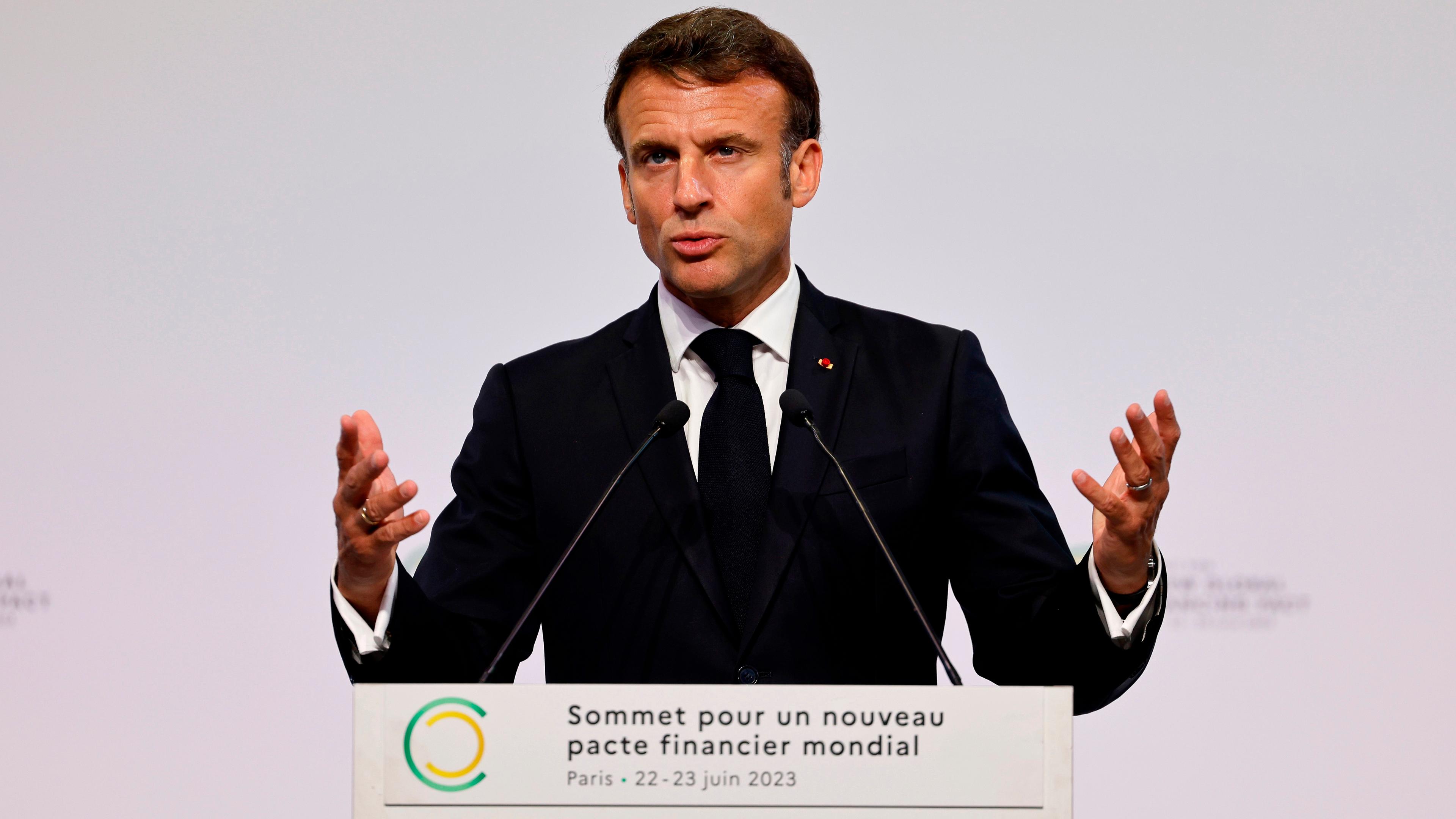 22.06.23, Paris: Frankreichs Präsident Macron spricht vor einem Rednerpult auf dem Klima- und Armutsgipfel in Paris.