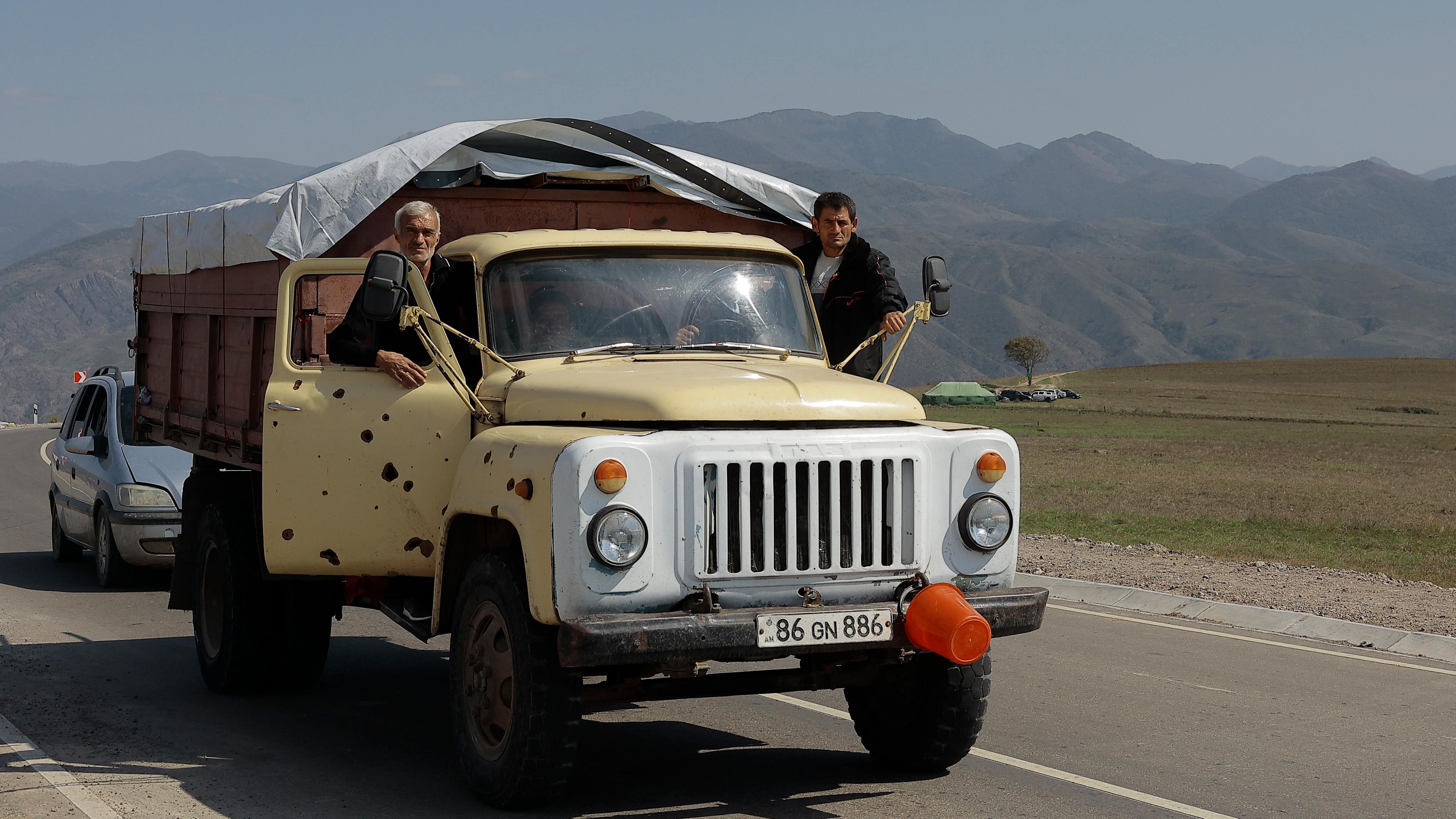 Flüchtlinge aus Bergkarabach auf LKW, Armenien 29.09.2023