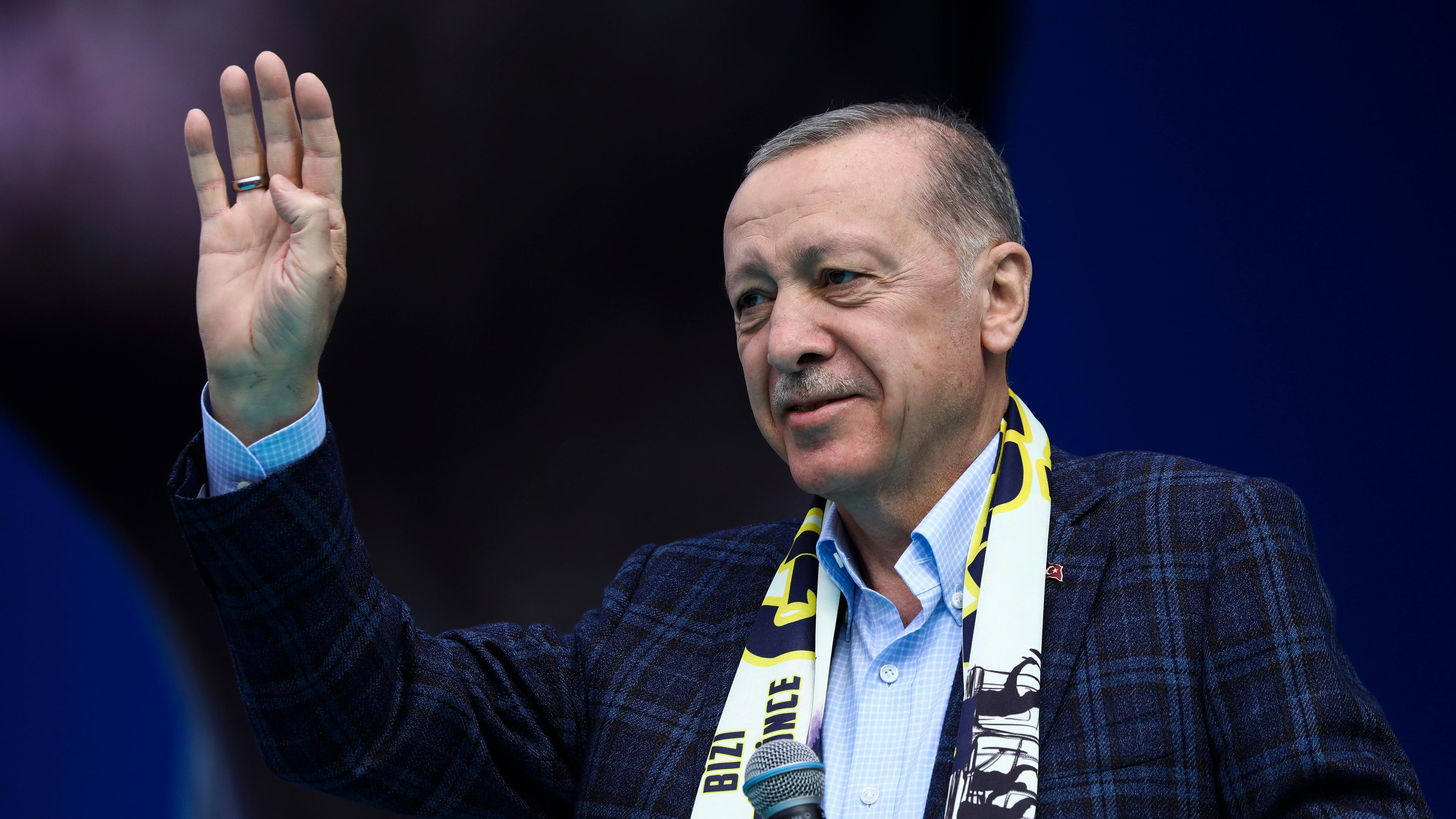 30.04.23, Ankara: Der türkische Präsident Erdogan winkt während einer Wahlkampfrede dem Publikum zu.