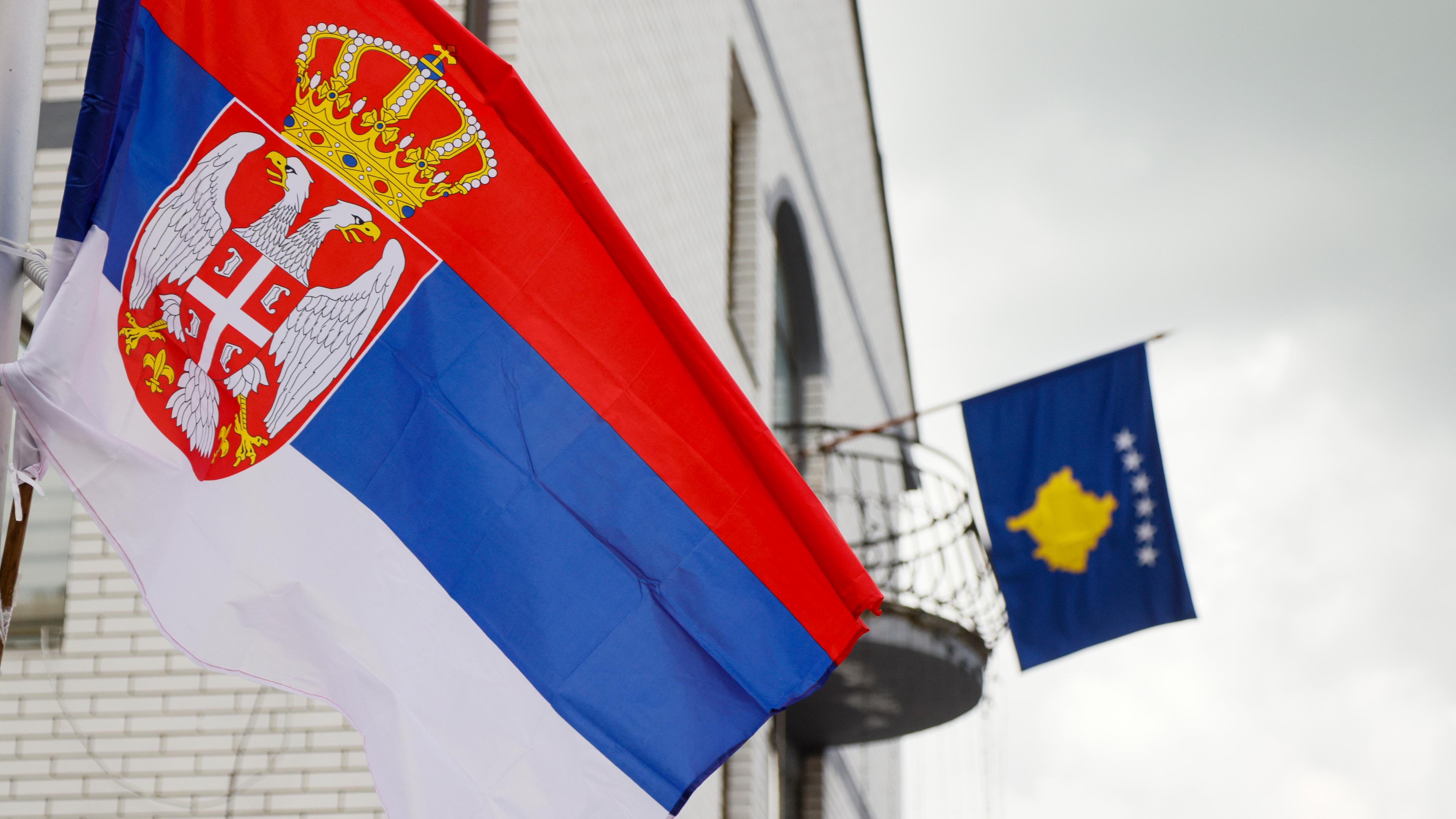 Die Flagge von Serbien und Kosovo