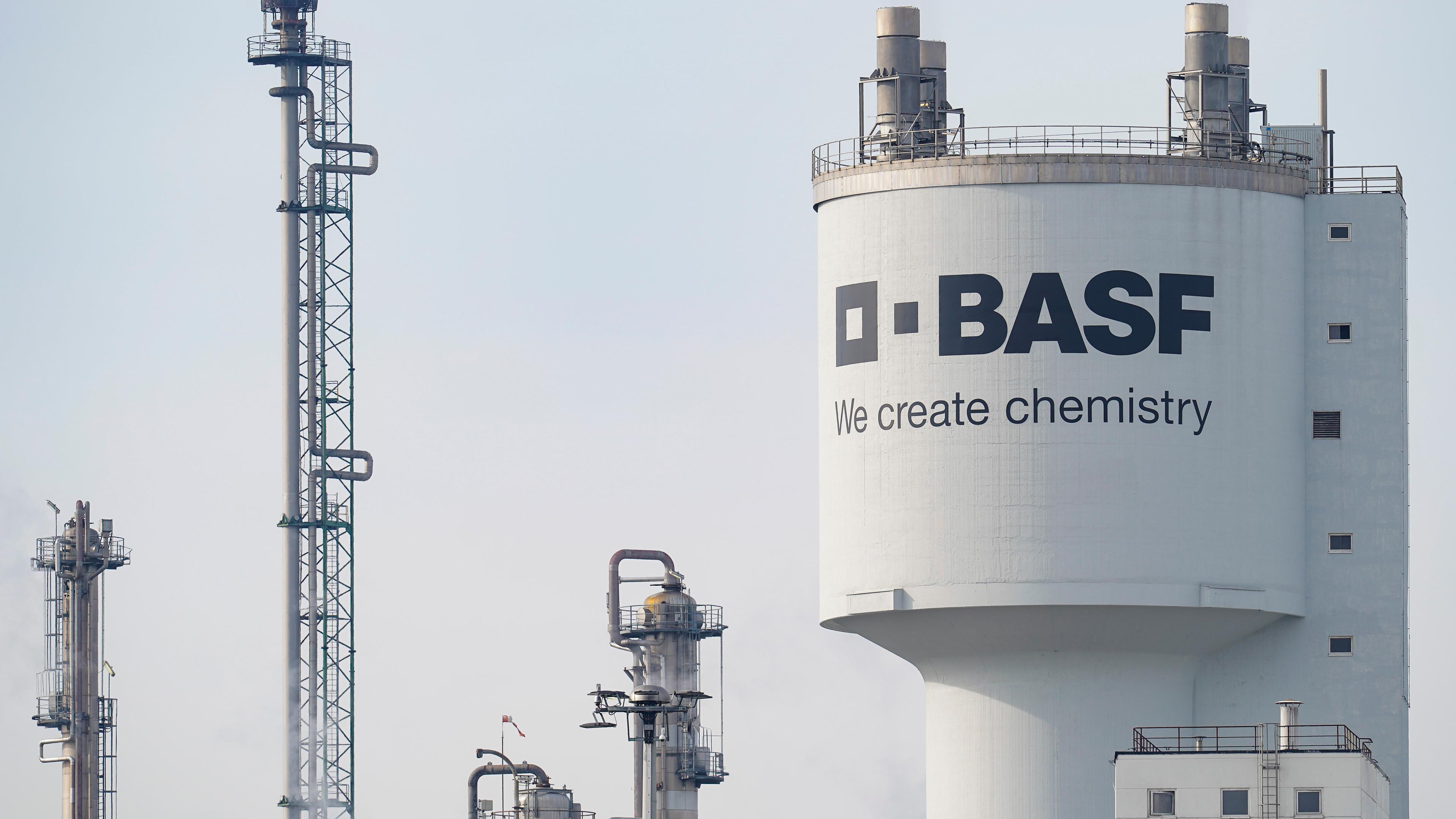 Archiv, 22.02.2023: Bild eines Turms der Firma BASF.