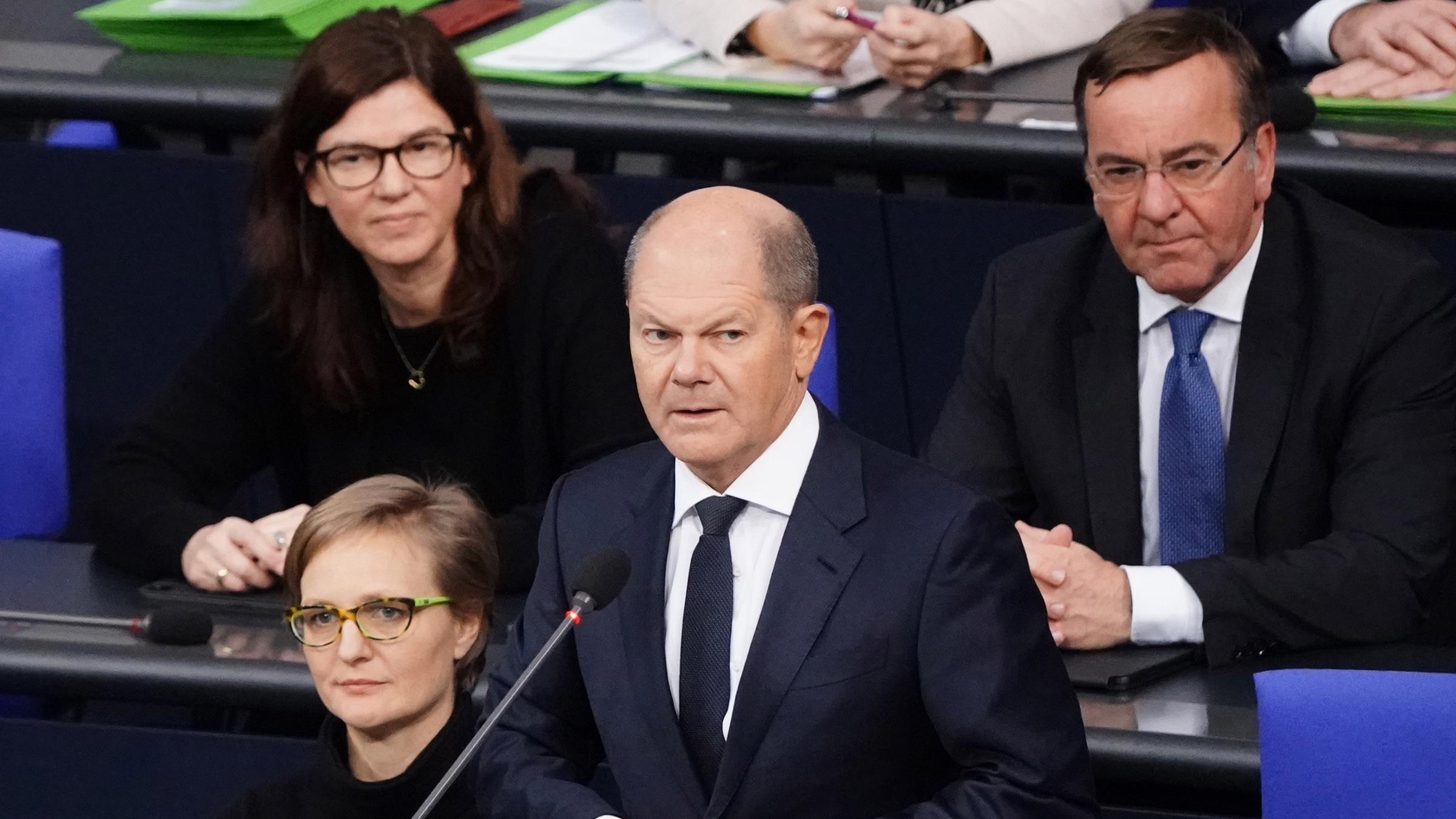 25.01.2023, Berlin: Olaf Scholz gibt im Bundestag Regierungserklärung ab. Im Hintergrund Kabinettsmitglieder, darunter Boris Pistorius