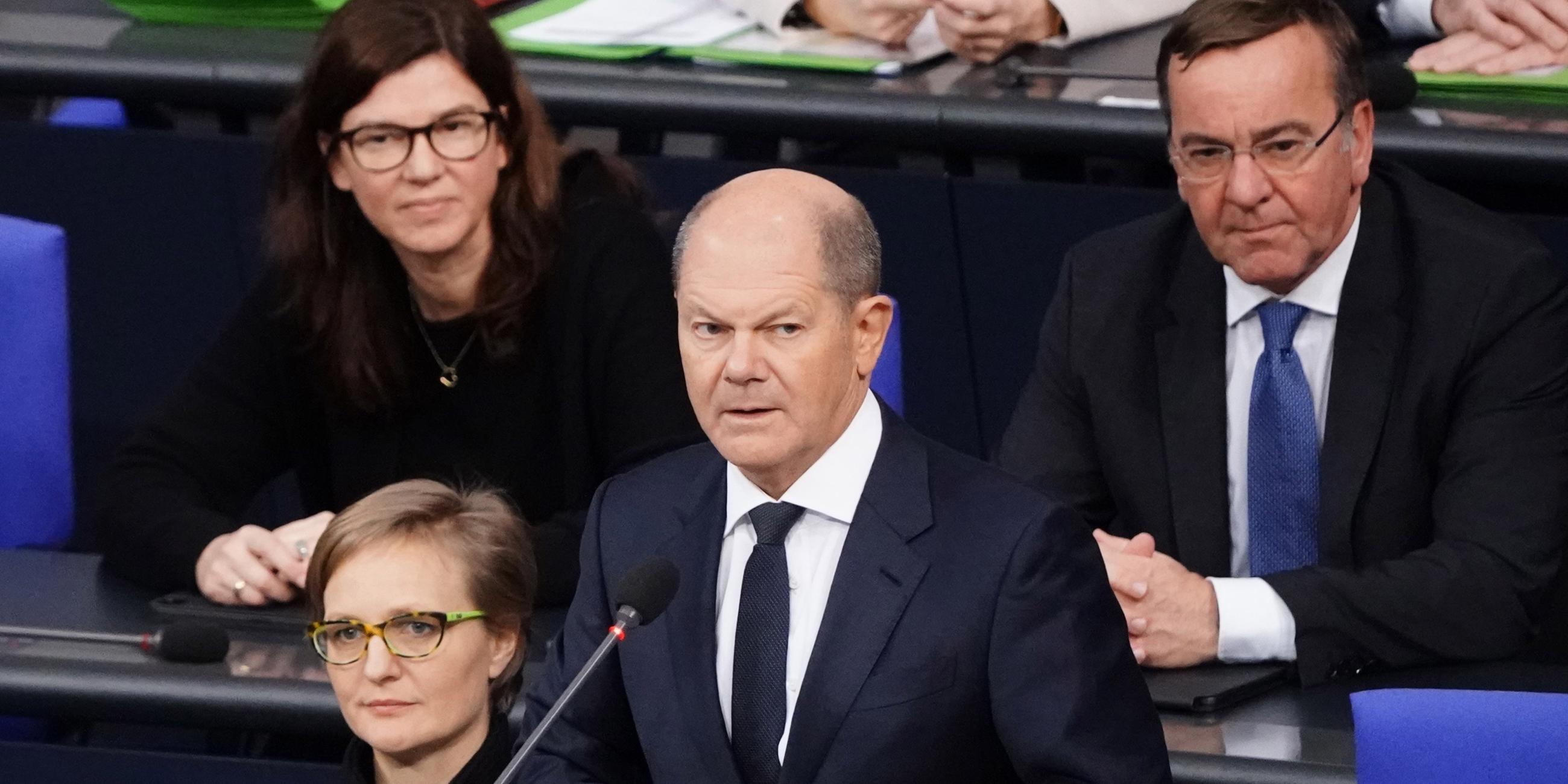 25.01.2023, Berlin: Olaf Scholz gibt im Bundestag Regierungserklärung ab. Im Hintergrund Kabinettsmitglieder, darunter Boris Pistorius