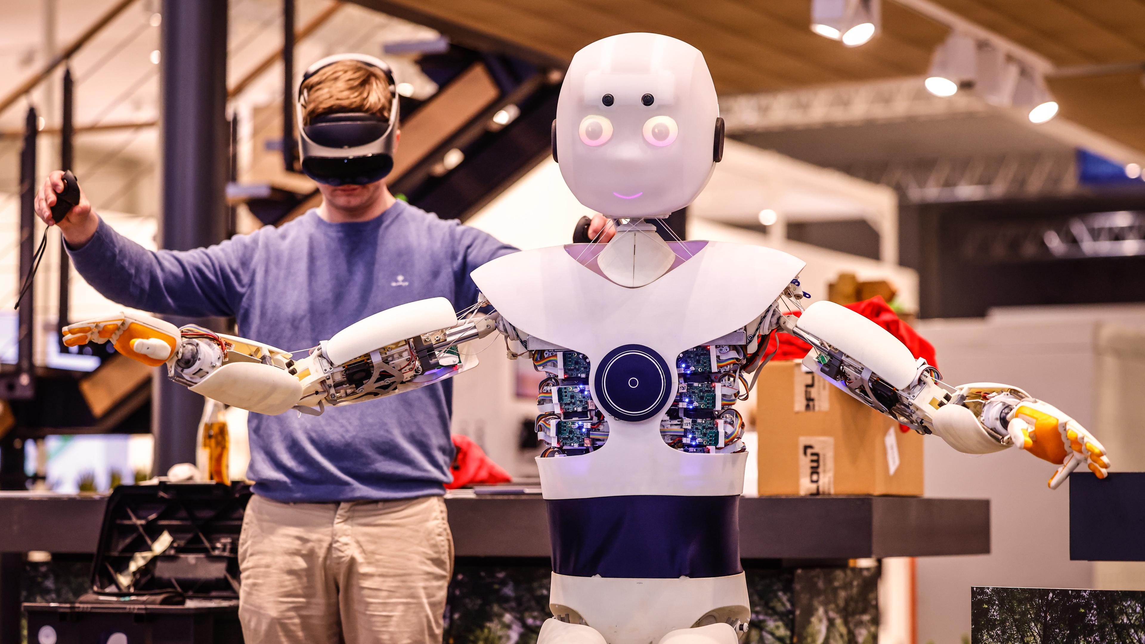Ein Roboter auf der Messe in Hannover, Hannover 16.04.2023
