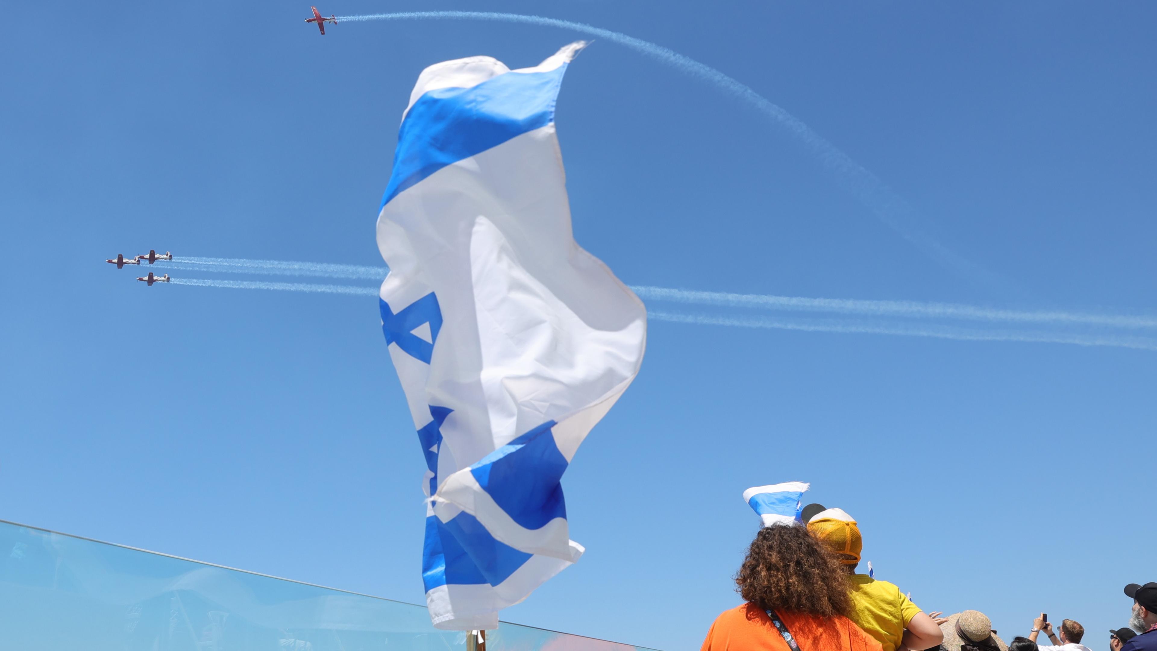 Personen beobachten die israelische Fliegerstaffel während des Unabhängigkeitstages. Tel Aviv, 26.04.2023