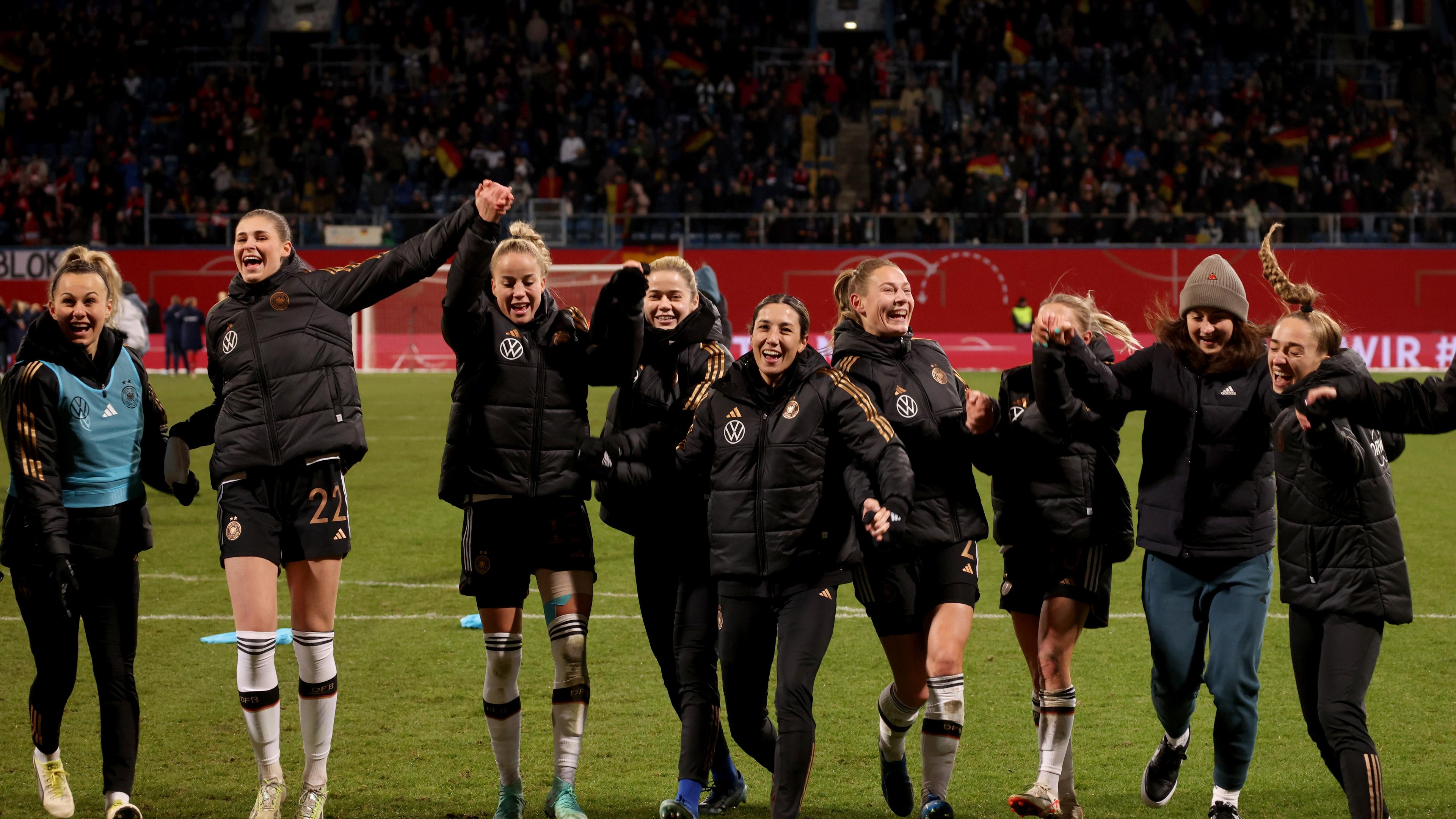 Rostock, 01.12.2023: Deutsche Fußballerinnen jubeln nach dem Sieg gegen Dänemark in der Nations League.