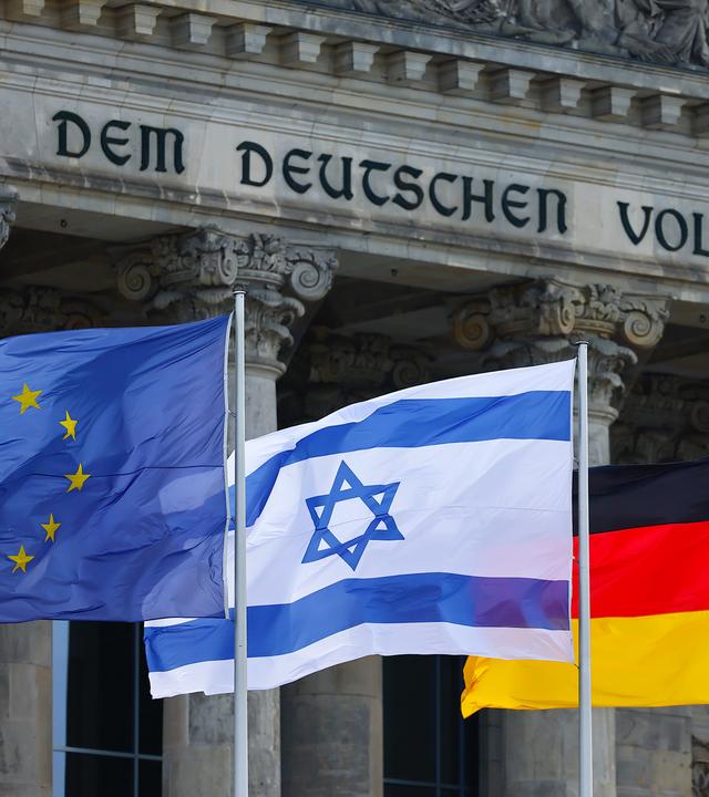 Europäische, israelische und deutsche Flagge vor Bundestag