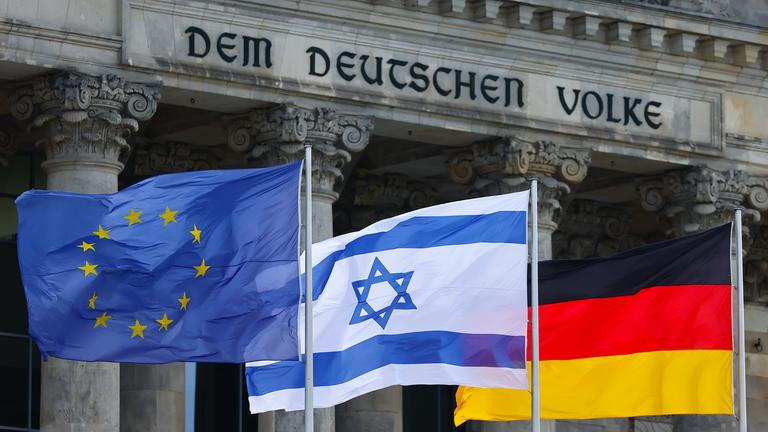 Europäische, israelische und deutsche Flagge vor Bundestag