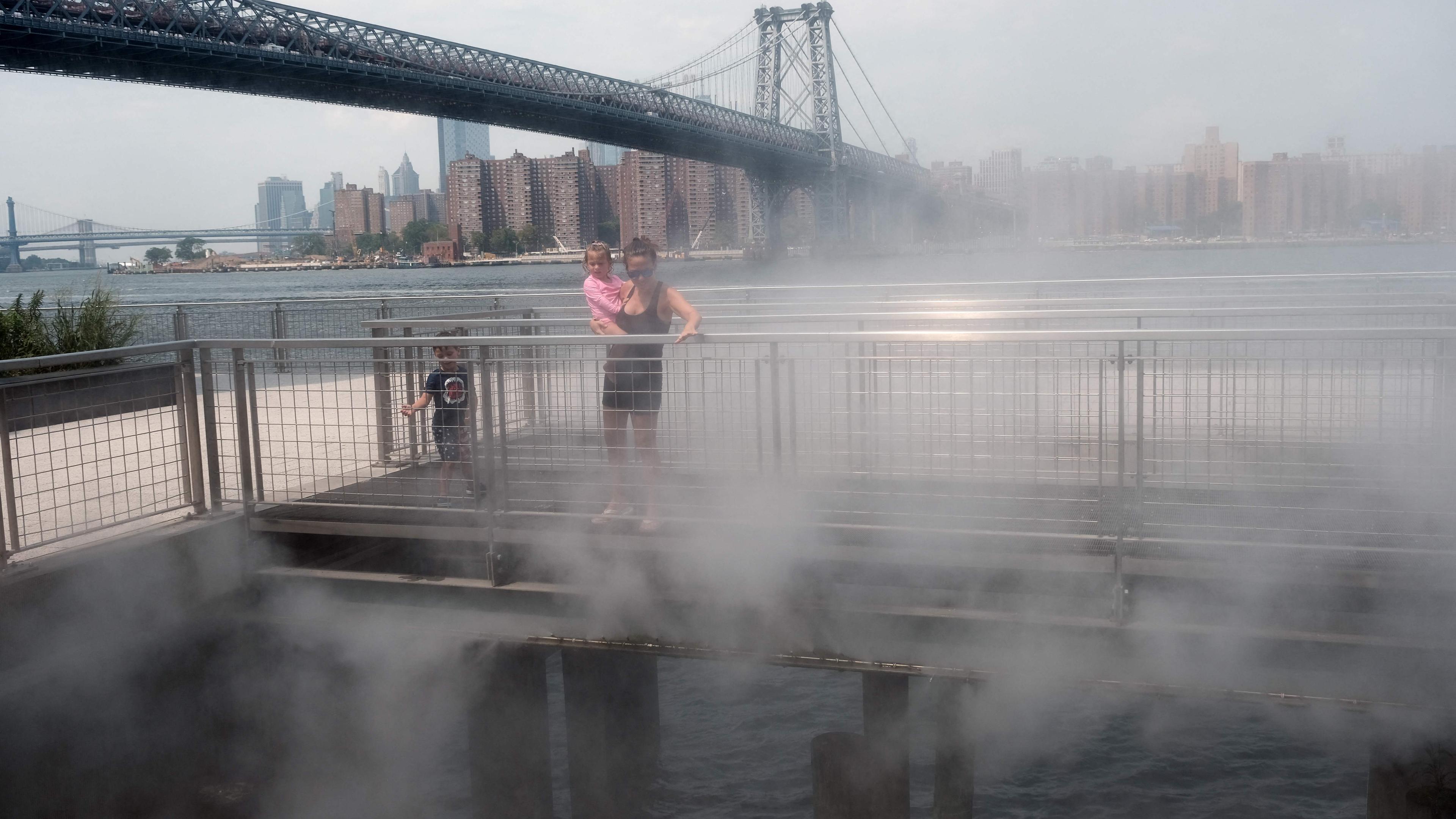 Die Brooklyn Bridge während einer Hitzewelle am 27.07.2023, New York