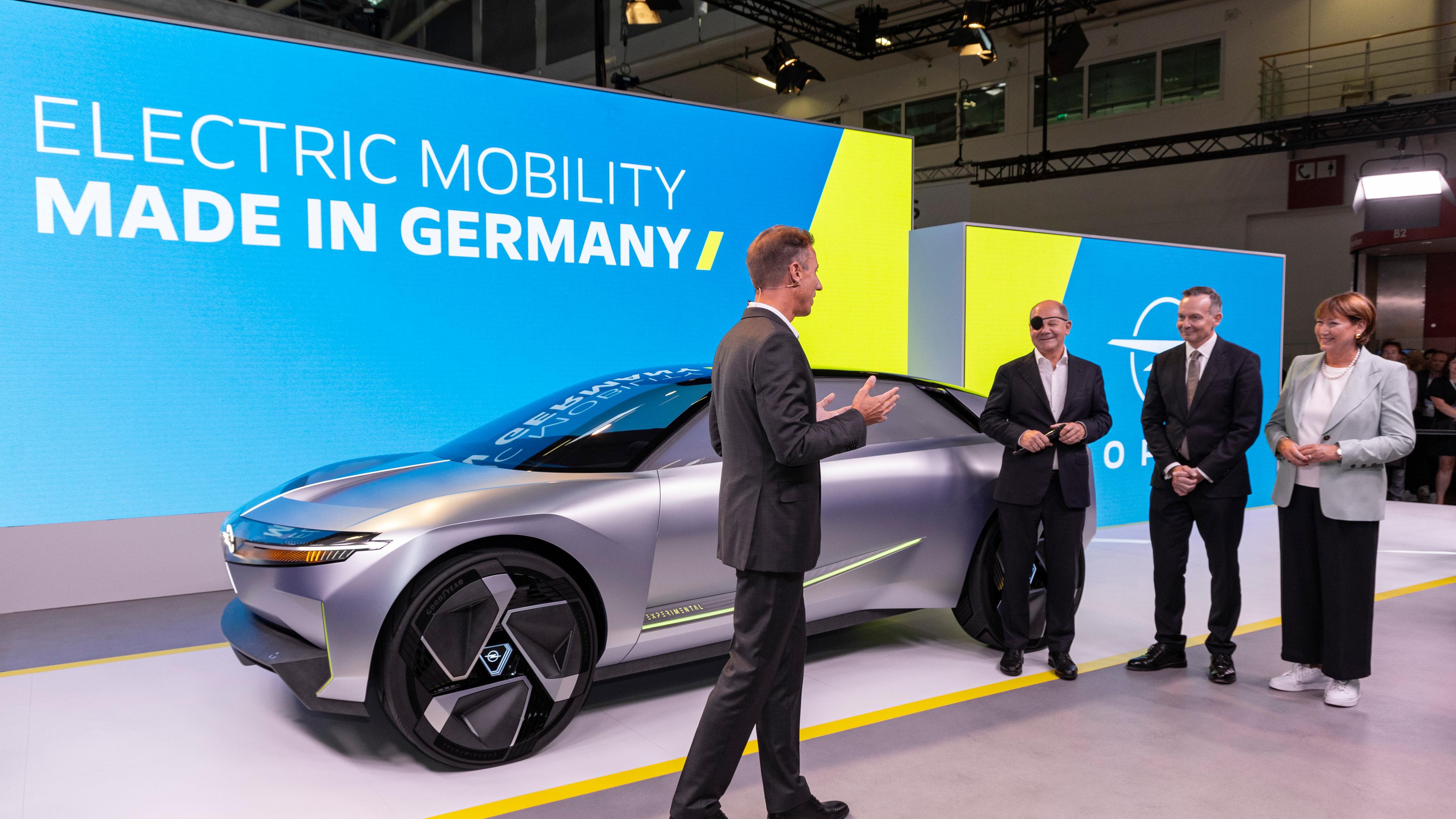 Olaf Scholz besucht die IAA-Mobility