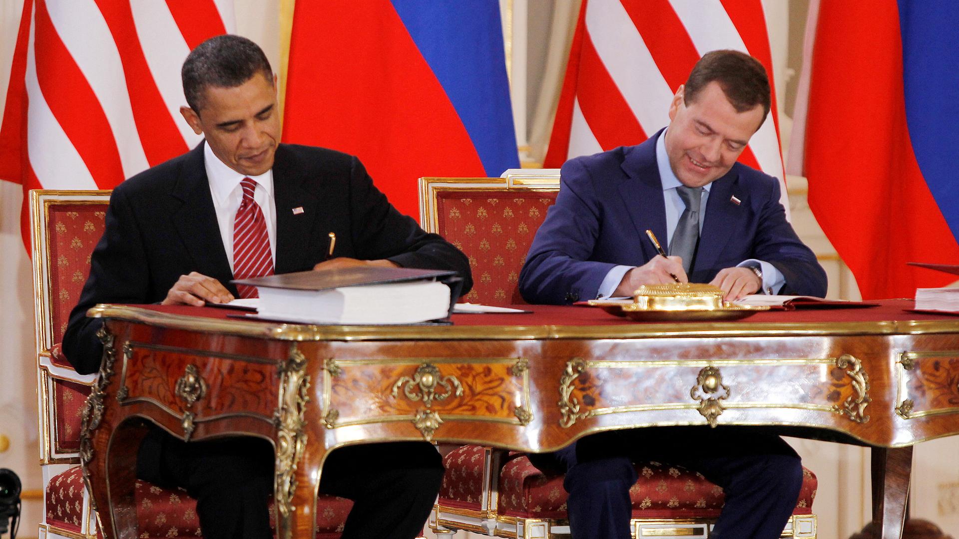 10 стран подписывали договор. Обама Медведев СНВ-3. Обама и Медведев подписали СНВ 3. СНВ-III. Подписание СНВ 3.