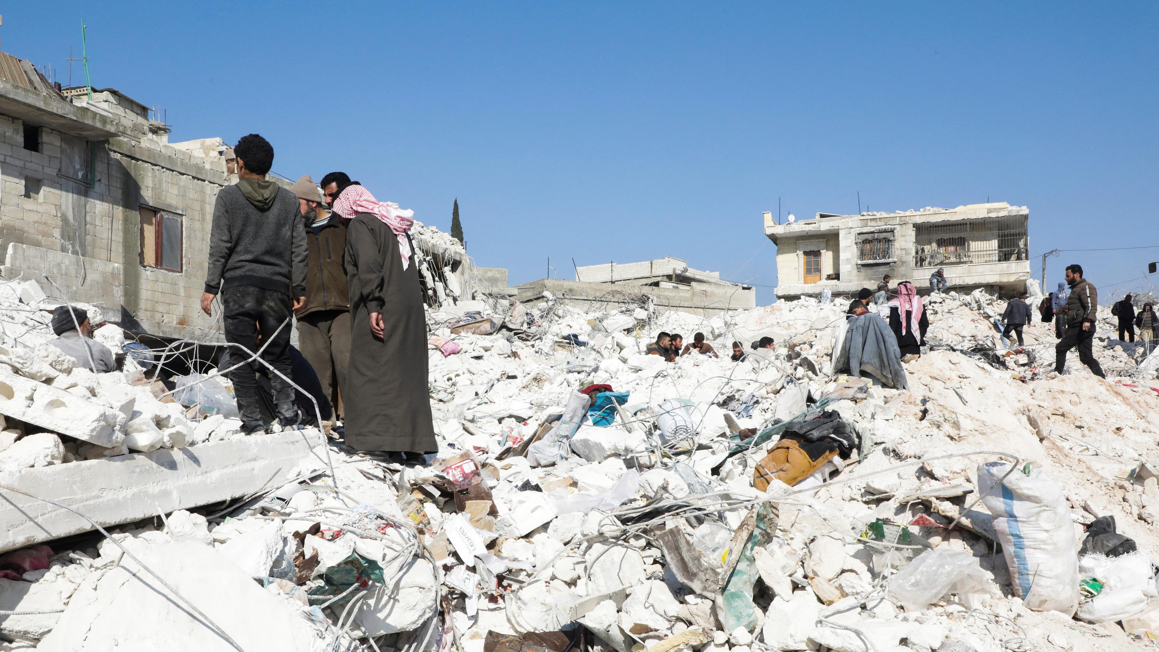 In Trümmern liegen viele Kleinstädte in Syrien. Hilfe kommt dort nur wenig an wegen politischer Disputs, 13.02.2023, Harem, Syrien.