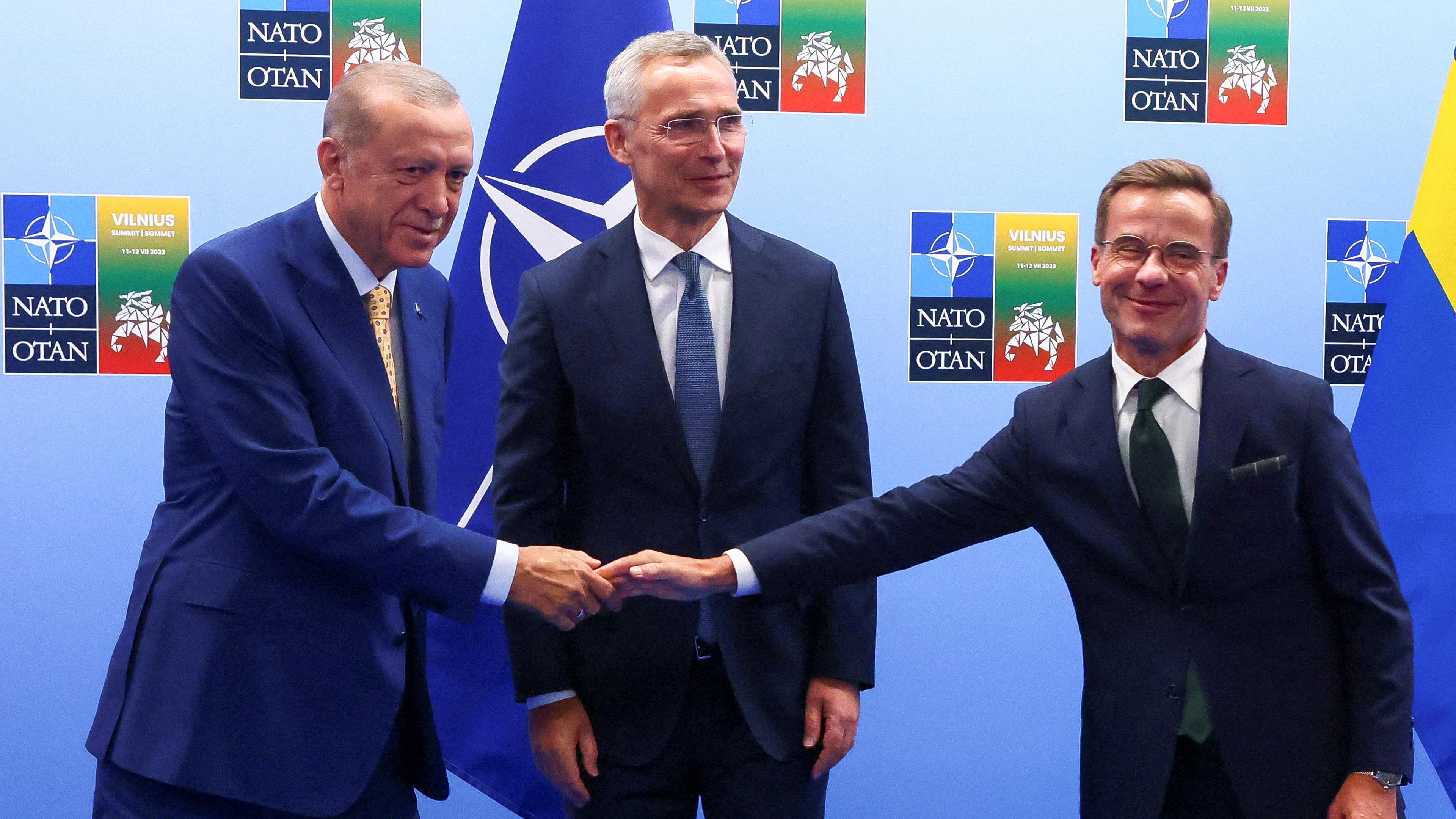 Der schwedische Premierminister und der türkische Präsident geben sich die Hand bei einer Pressekonferenz des NATO-Gipfels in Vilnius am 10.07.2023.