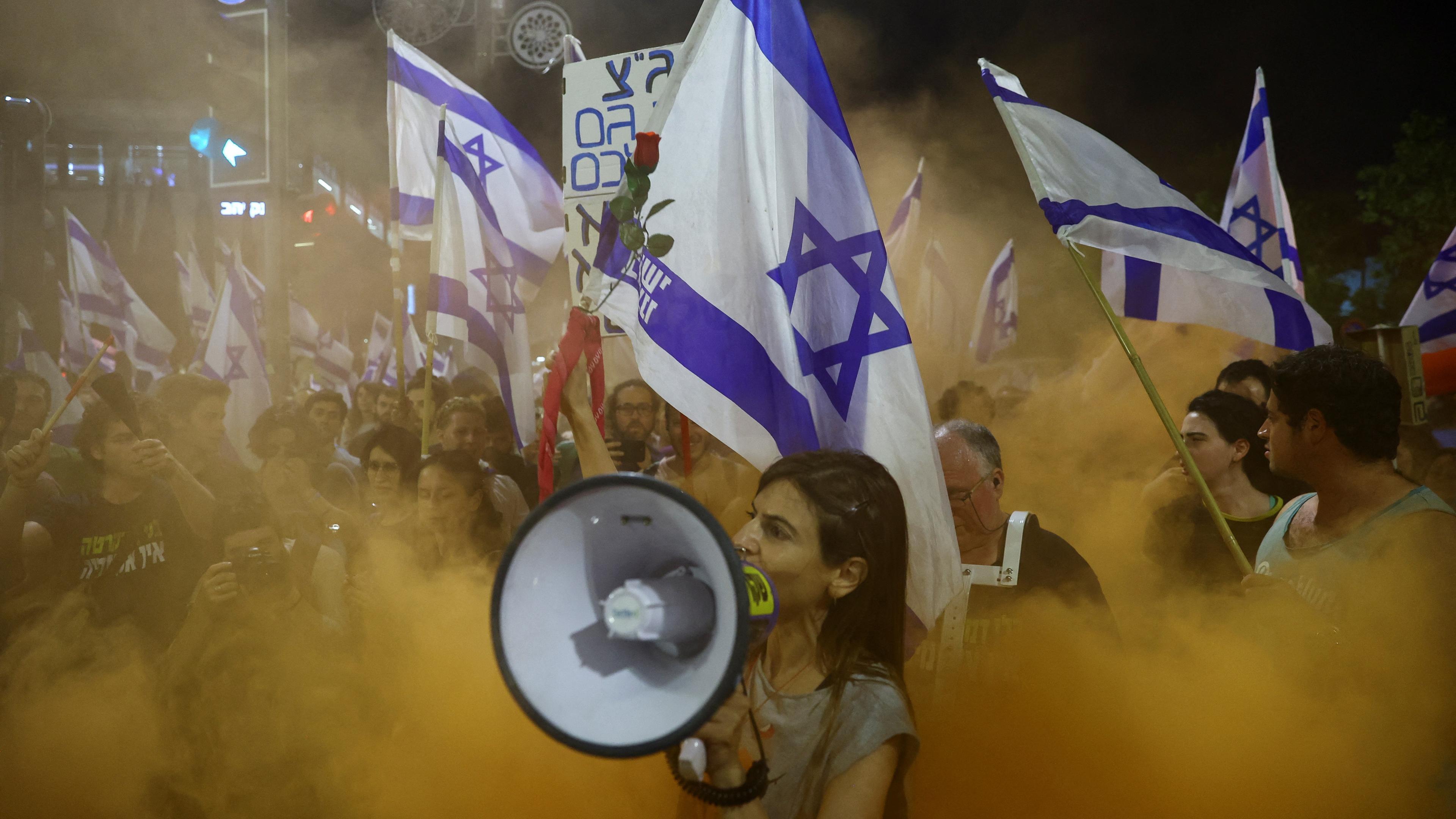 Personen demonstrieren gegen Israels Premierminister. Jerusalem, 11.07.2023