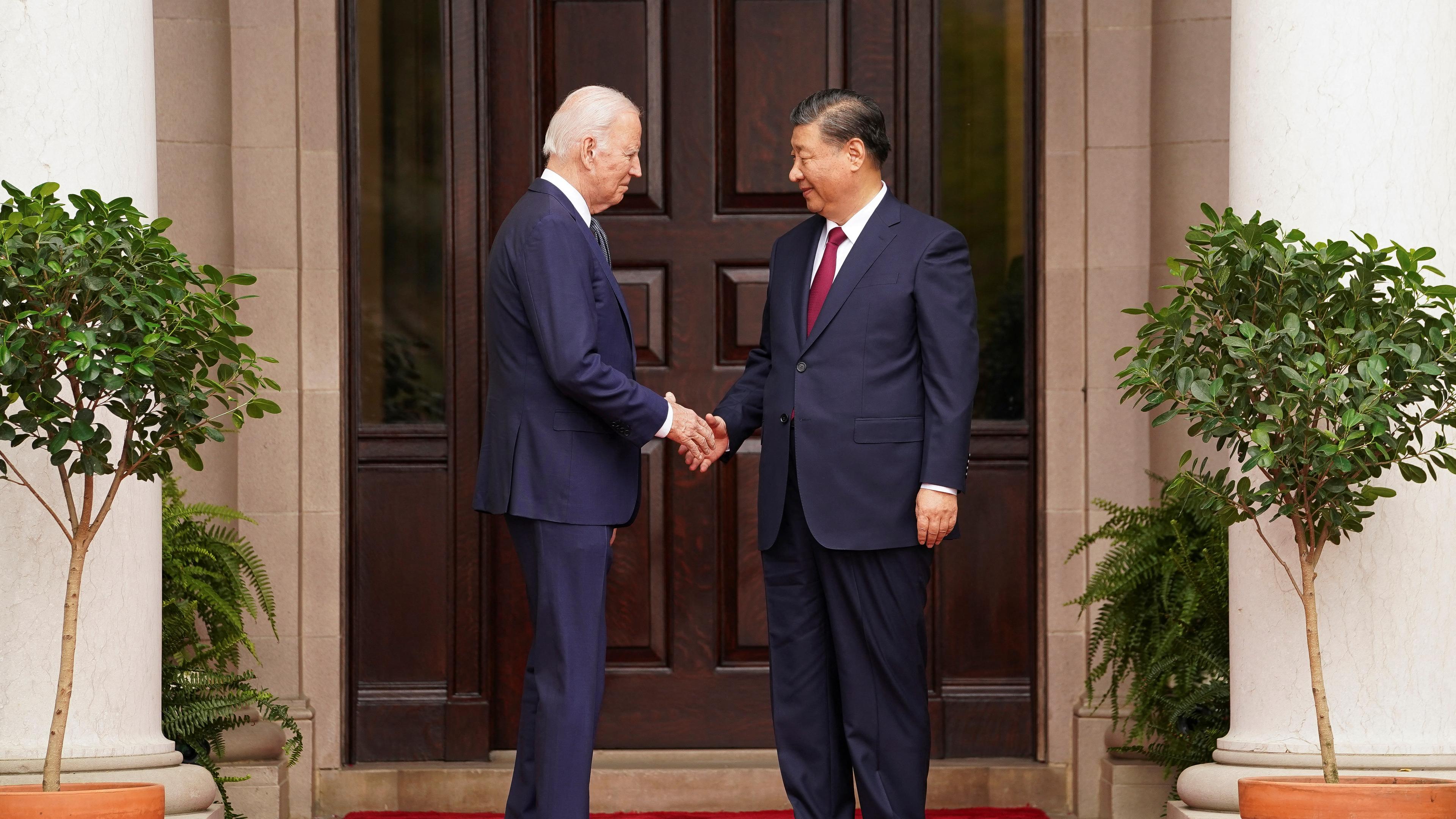 Woodside, 15.11.2023: US-Präsident Biden und Chinas Staatsoberhaupt Xi begrüßen sich.