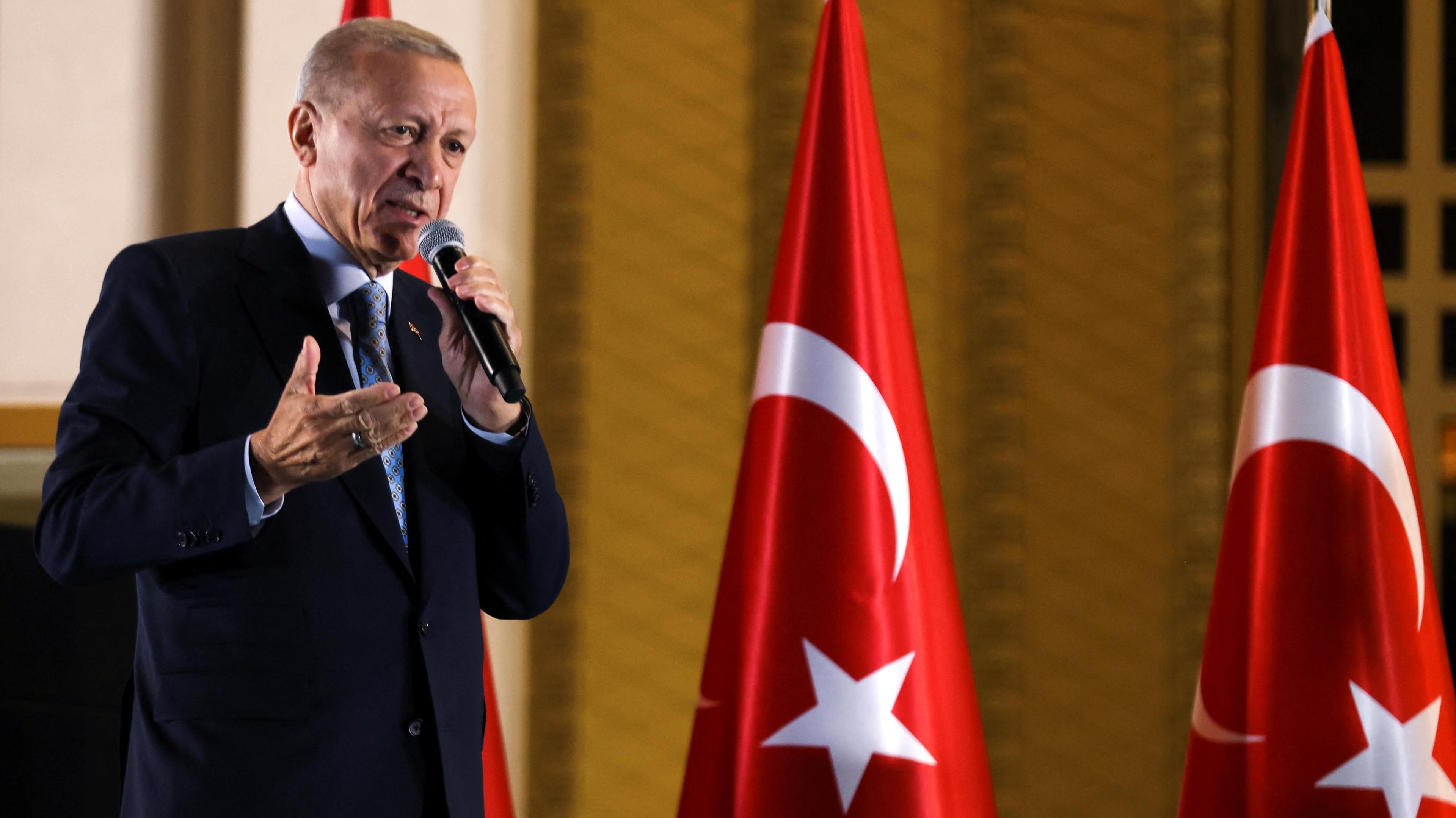 28.05.2023, Ankara, Türkei: Der türkische Präsident Erdogan spricht in ein Mikrofon.