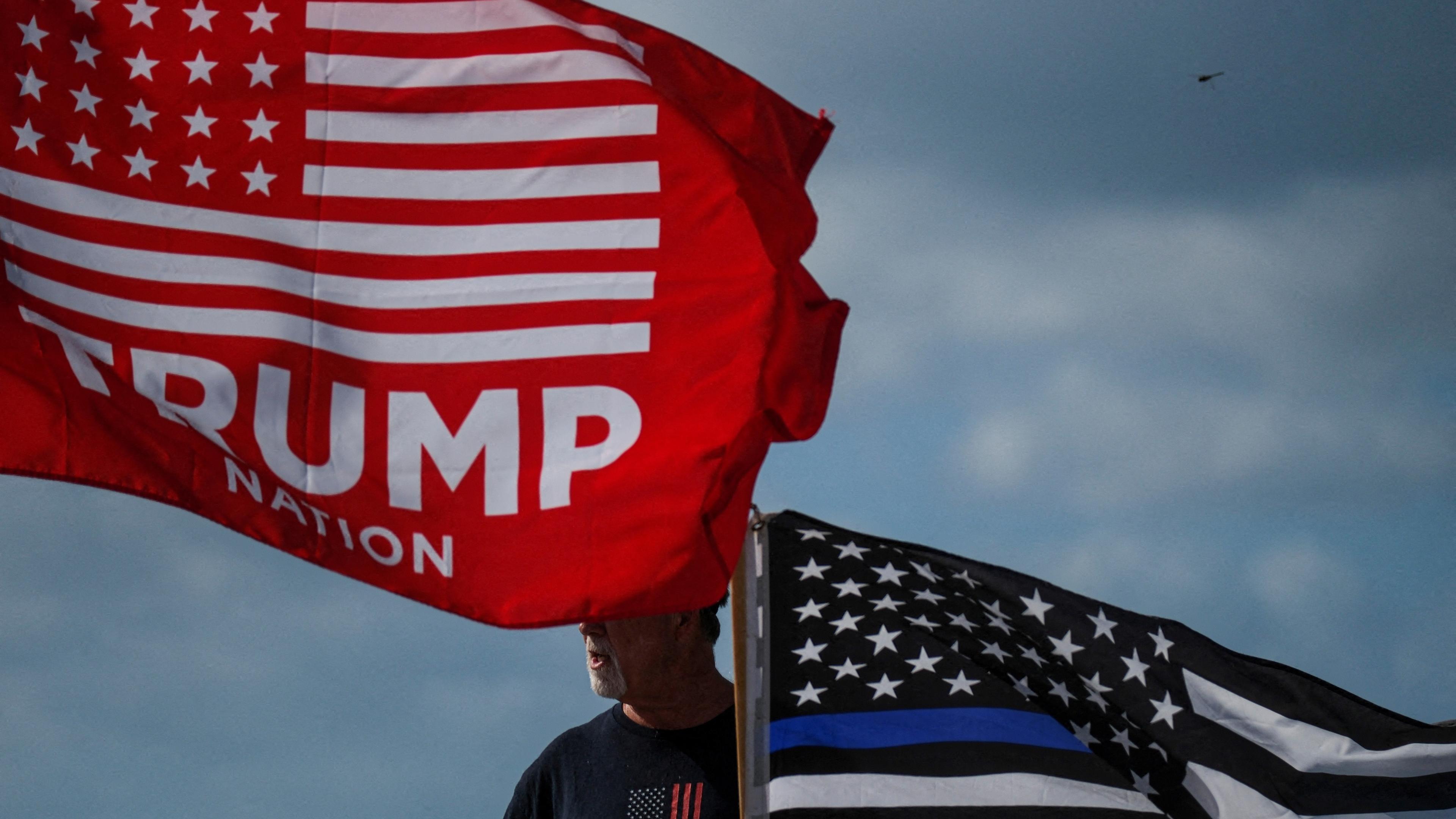 Flaggen von Donald Trump und den USA, Mar-a-Lago 31.03.2023