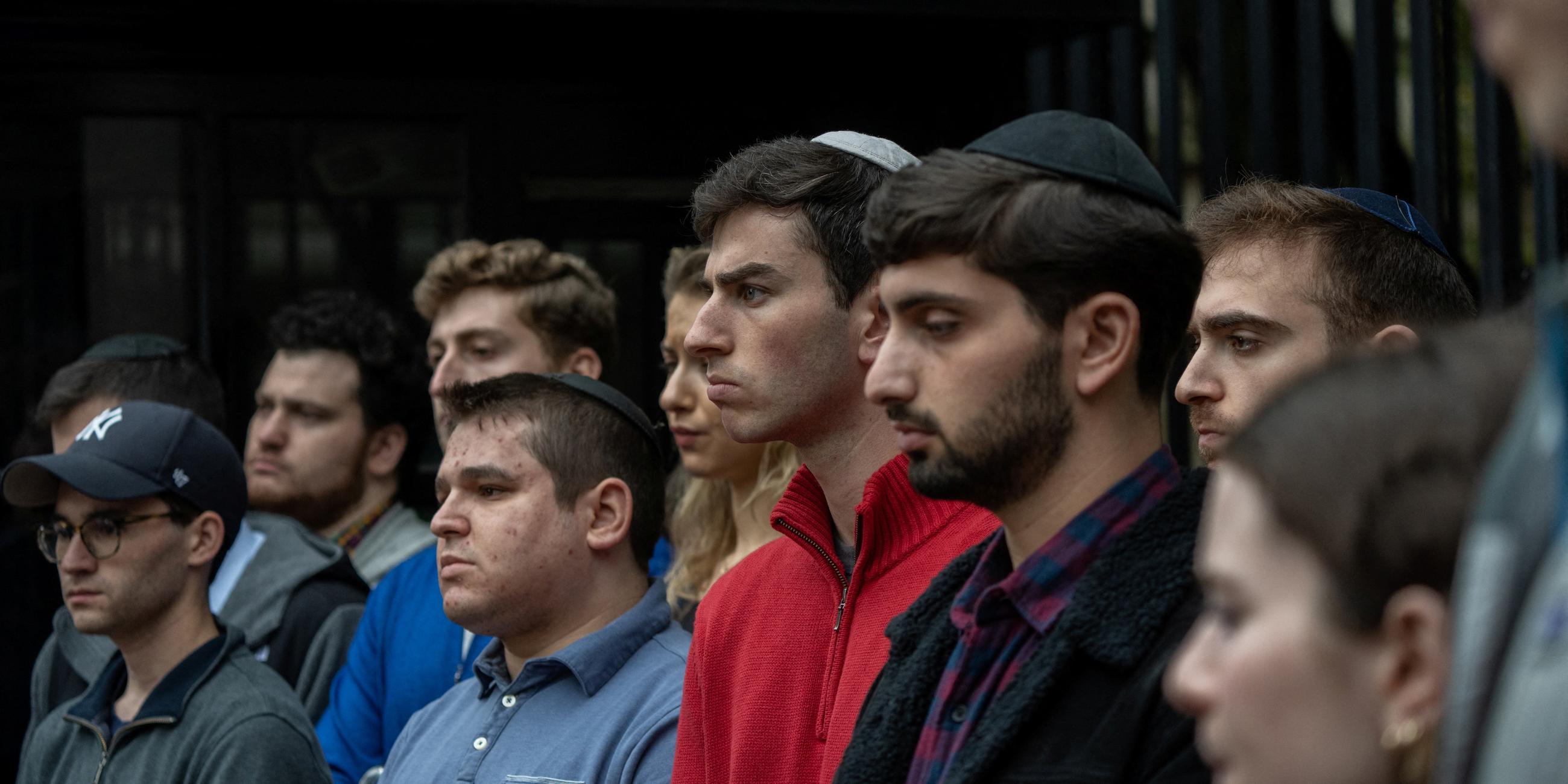 New York, 30.10.2023: Studierende stehen in New York bei einer Pressekonferenz, bei der es um den Antisemitismus an Universitäten geht.