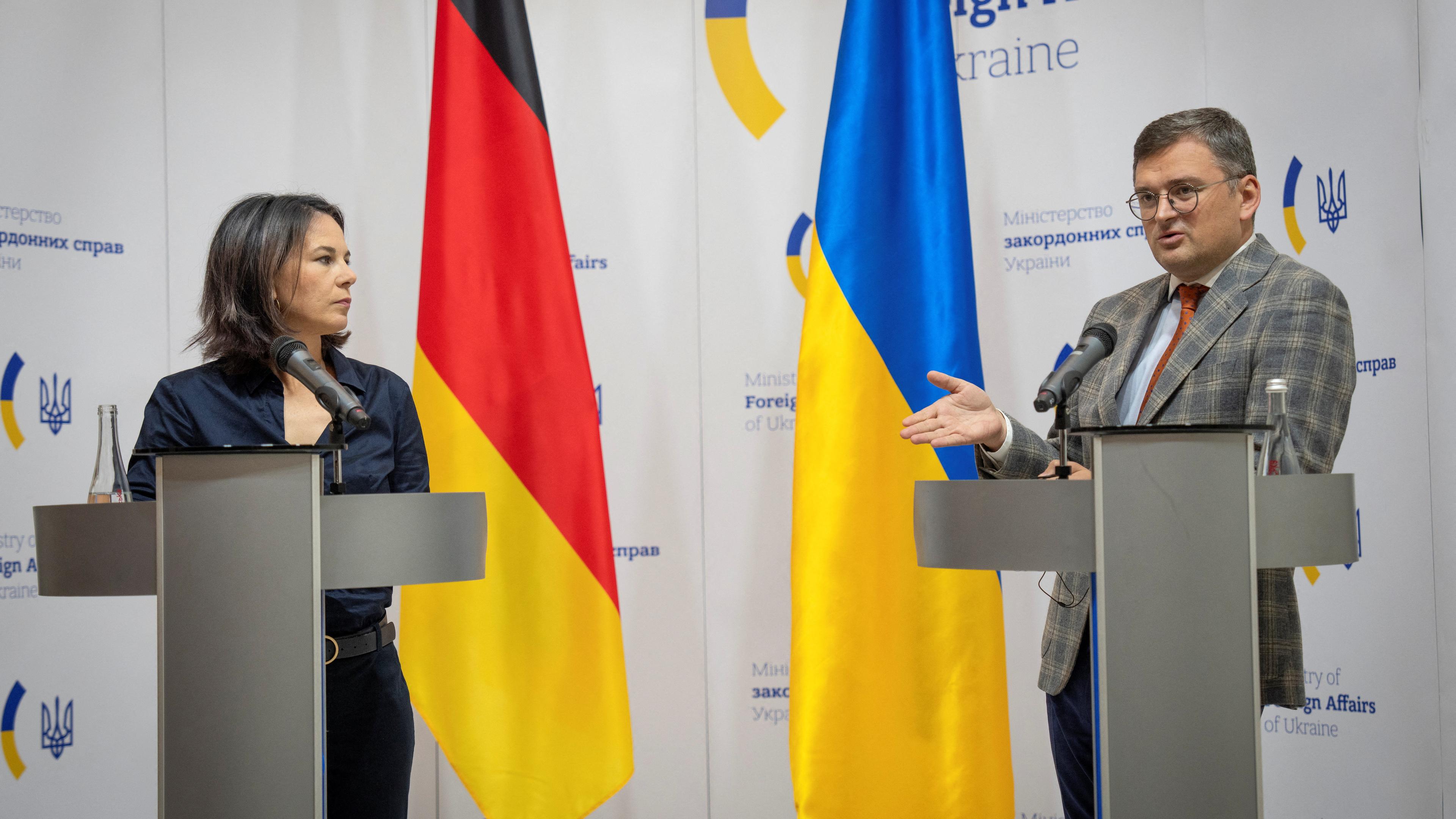 Kiew, 11.09.2023: Annalena Baerbock im Gespräch mit dem ukrainischen Außenminister bei ihrem Besuch in Kiew.