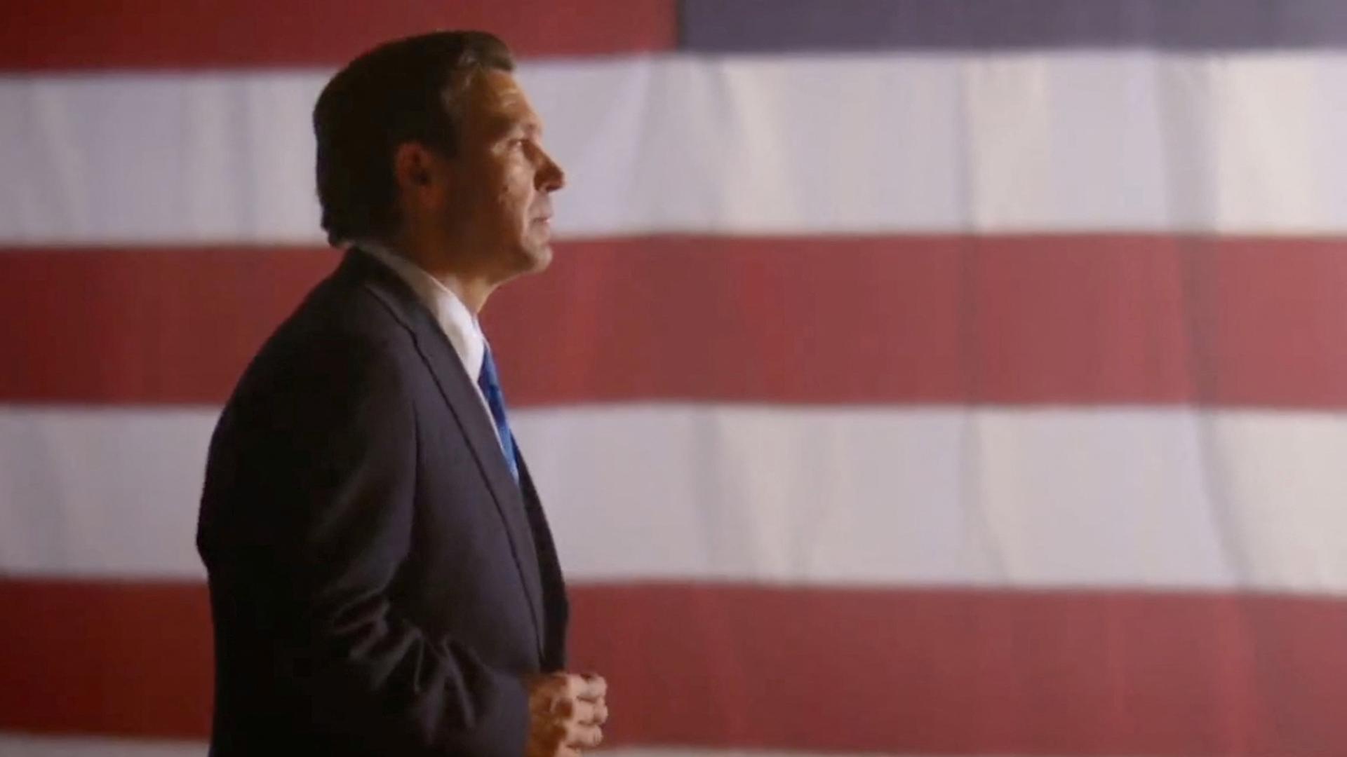 24.05.2023: Ron DeSantis steht vor einer US-amerikanischen Flagge.