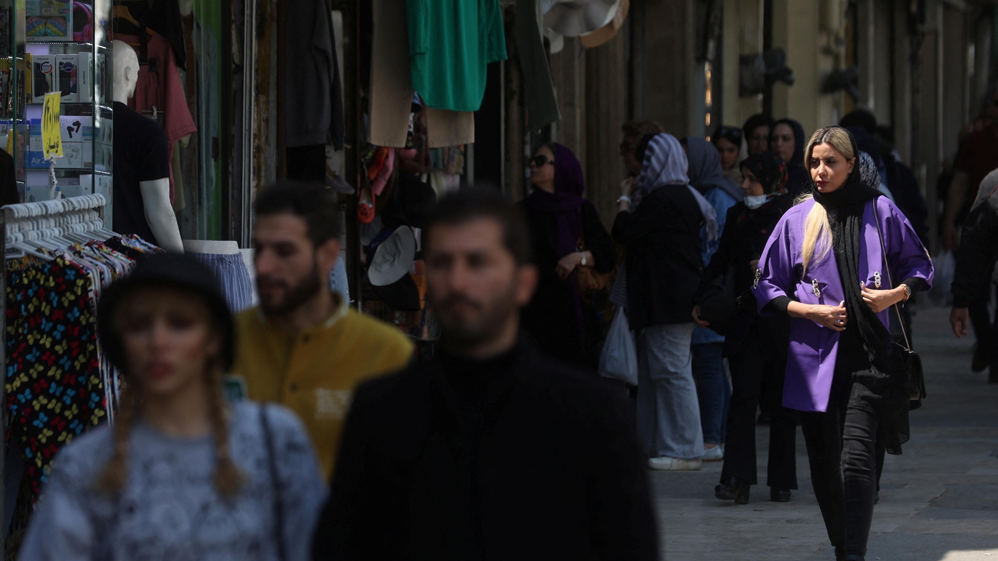 Teheran; Menschen laufen auf der Straße