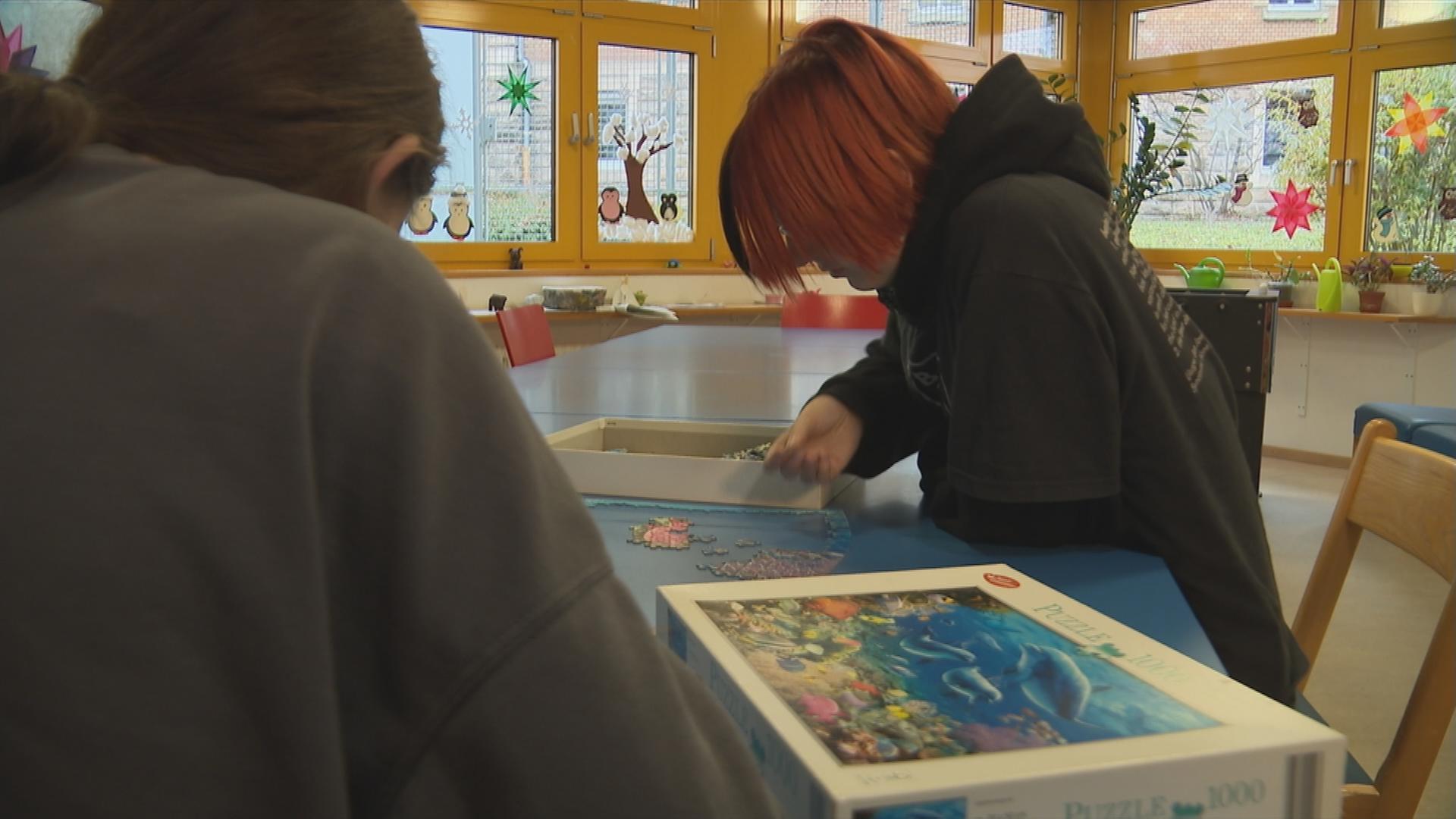 Das Bild zeigt den Aufenthaltsraum einer Kinder- und Jugendpsychiatrie.