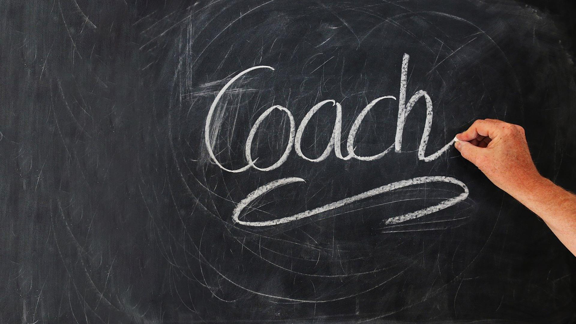 Schwarze Tafel mit der Aufschrift "Coach"
