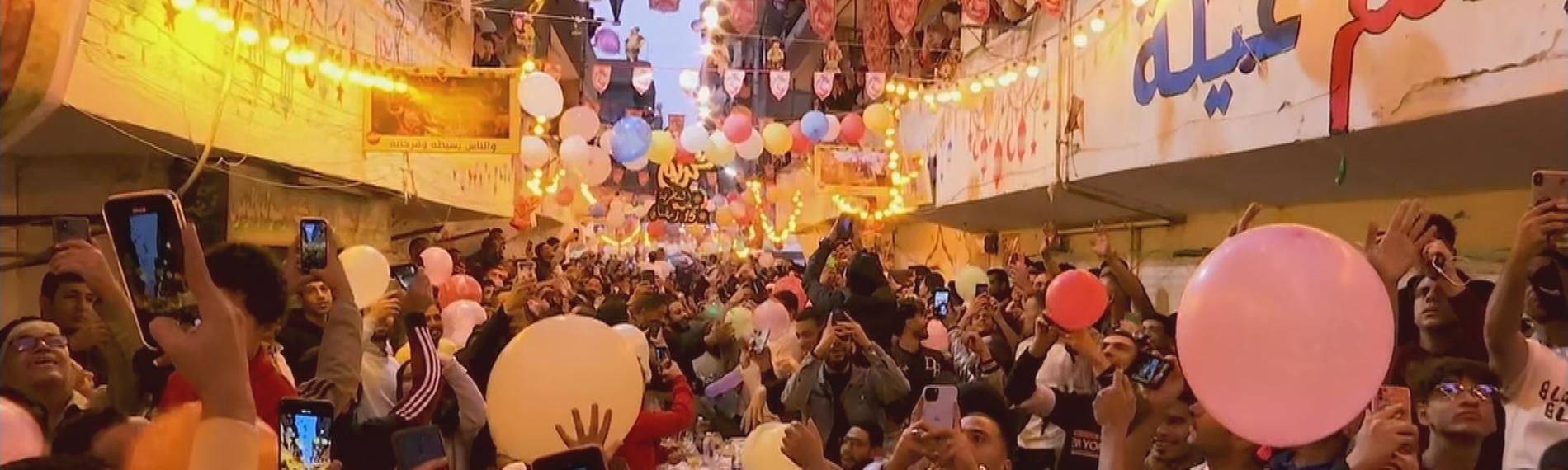 Eine Feier zum Fastenbrechen in einer Straßen von Kairo