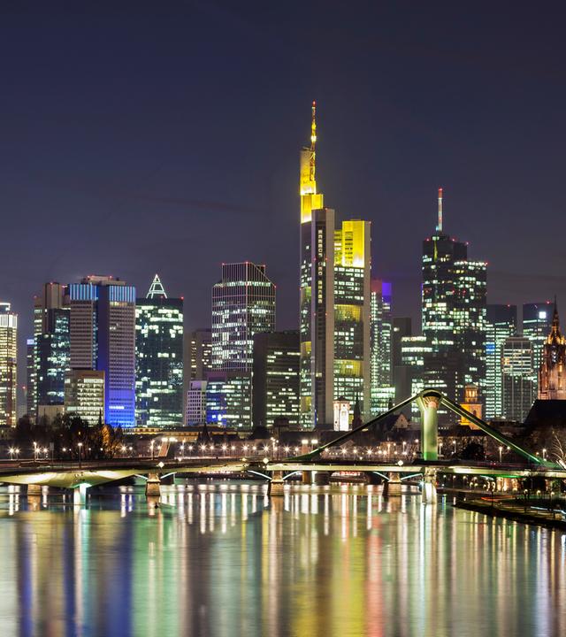 Frankfurt am Main: Hochhäuser spiegeln sich im Abendlicht auf einem Fluss.