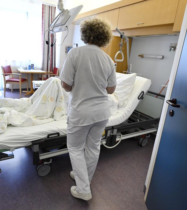Pfleger am Bett eines Patienten