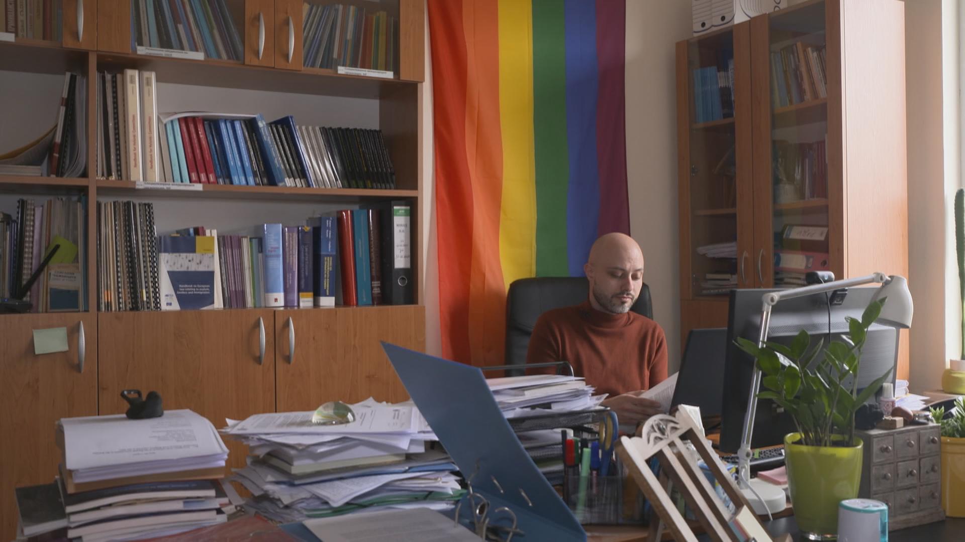 18.05.2023, Bulgarien: Radoslav Soyanov vom Helsinki Committee Bulgarien vor Regenbogenflagge