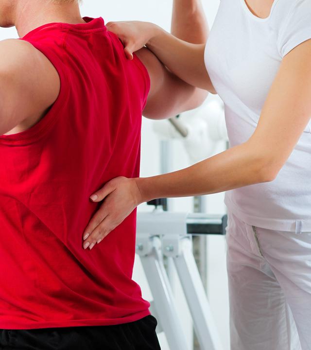 Rückenschmerzpatient mit Physio-Therapeutin 