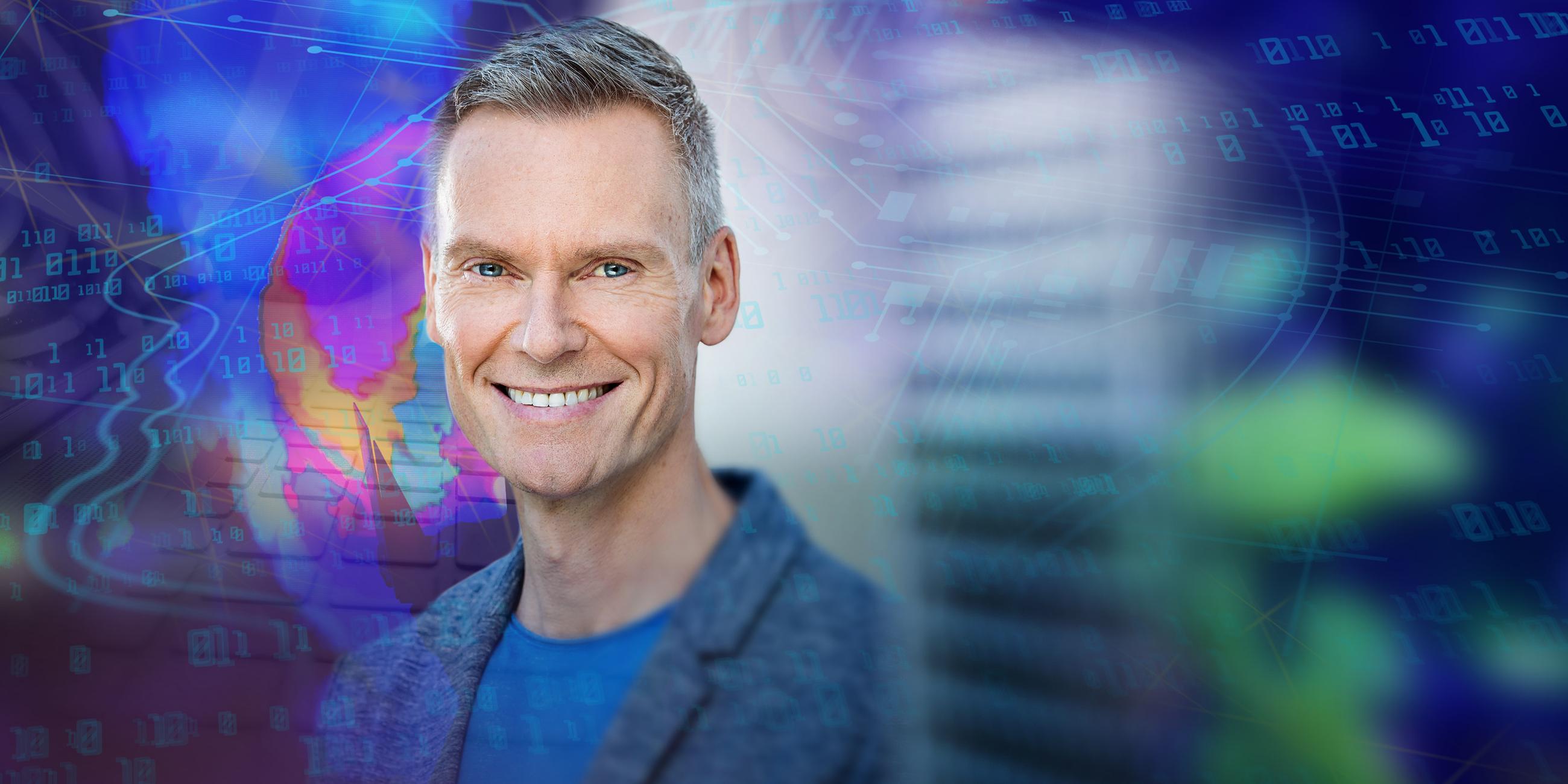 Ingolf Bauer blickt seitlich in die Kamera, hinter ihm spielen Zahlen und der Umriss eines Gesichts auf das Thema KI an
