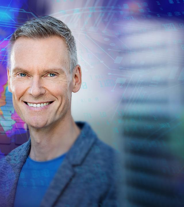 Ingolf Bauer blickt seitlich in die Kamera, hinter ihm spielen Zahlen und der Umriss eines Gesichts auf das Thema KI an