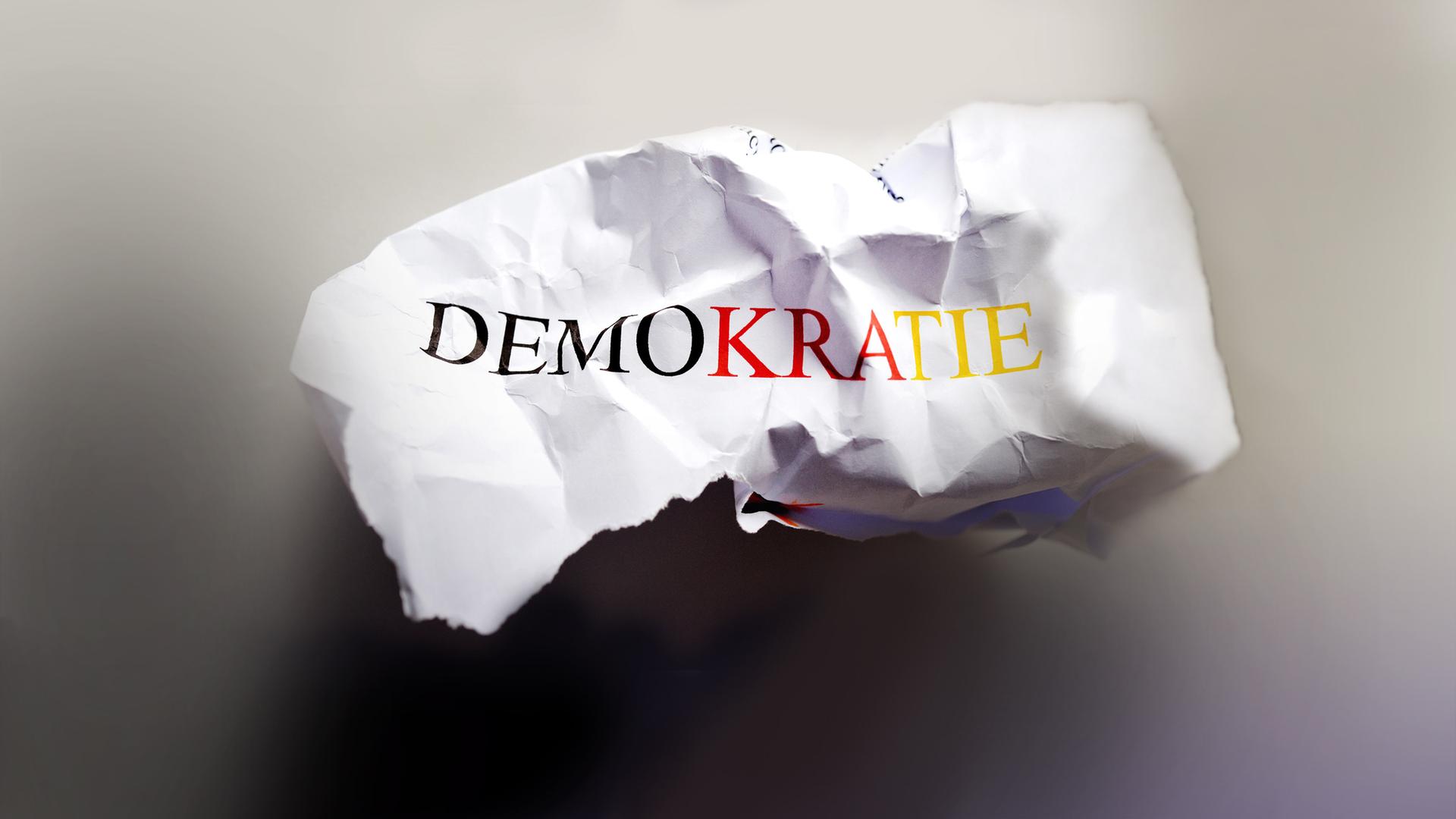 Zerknülltes Papier mit der Ausschrift Demokratie