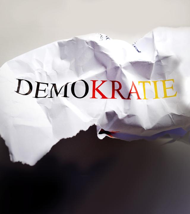 Zerknülltes Papier mit der Ausschrift Demokratie