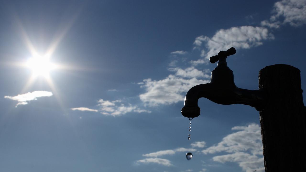 Wasserhahn vor blauem Sommerhimmel