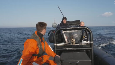 Krüger auf Boot auf Ostsee