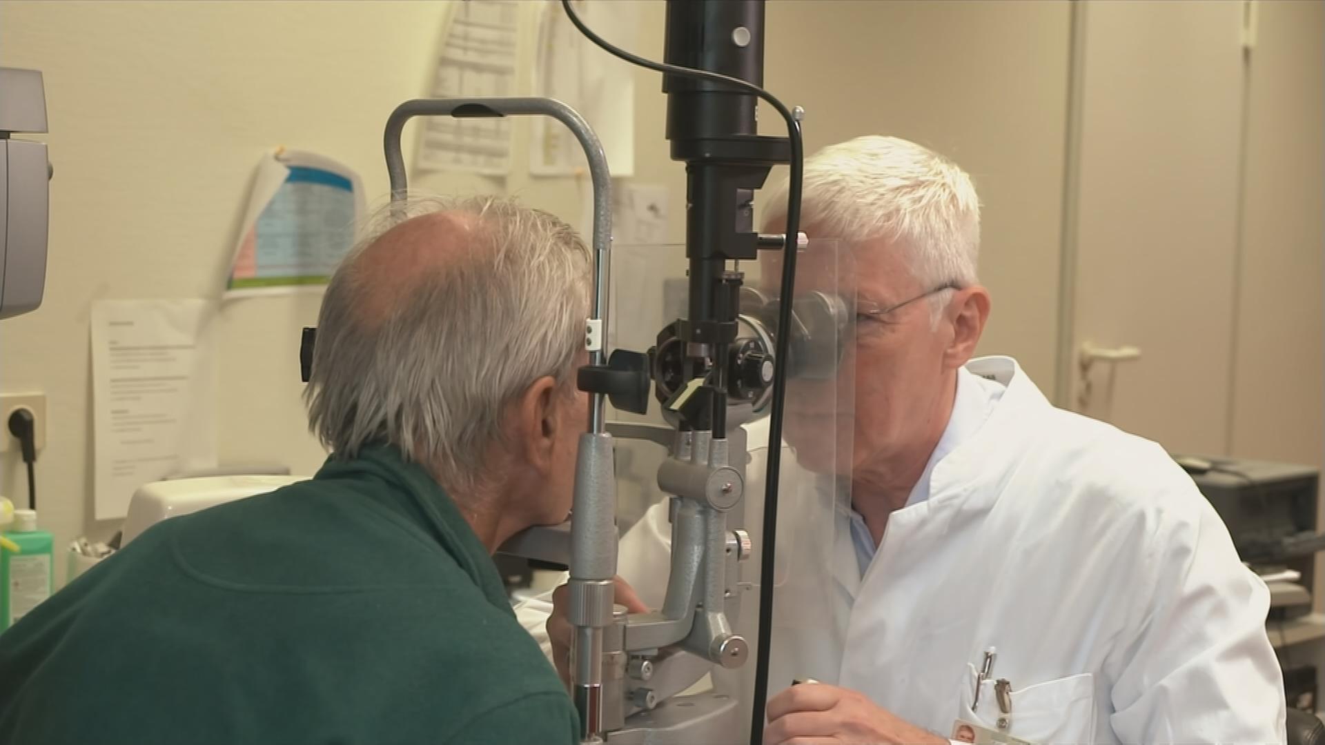 Ein Patient lässt seine Augen bei einem Augenarzt prüfen