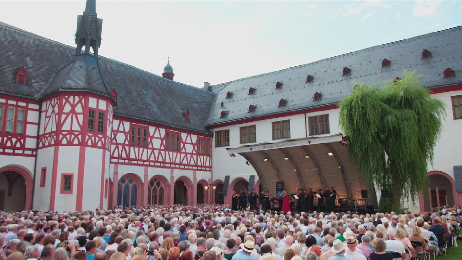 „Geistige Infusion“ nennt Dirigent Herbert Blomstedt die musikalische Erfahrung zwischen Wein und Reben, die mit Bruckners 7. Sinfonie im Kloster Eberbach zu Ende geht. 