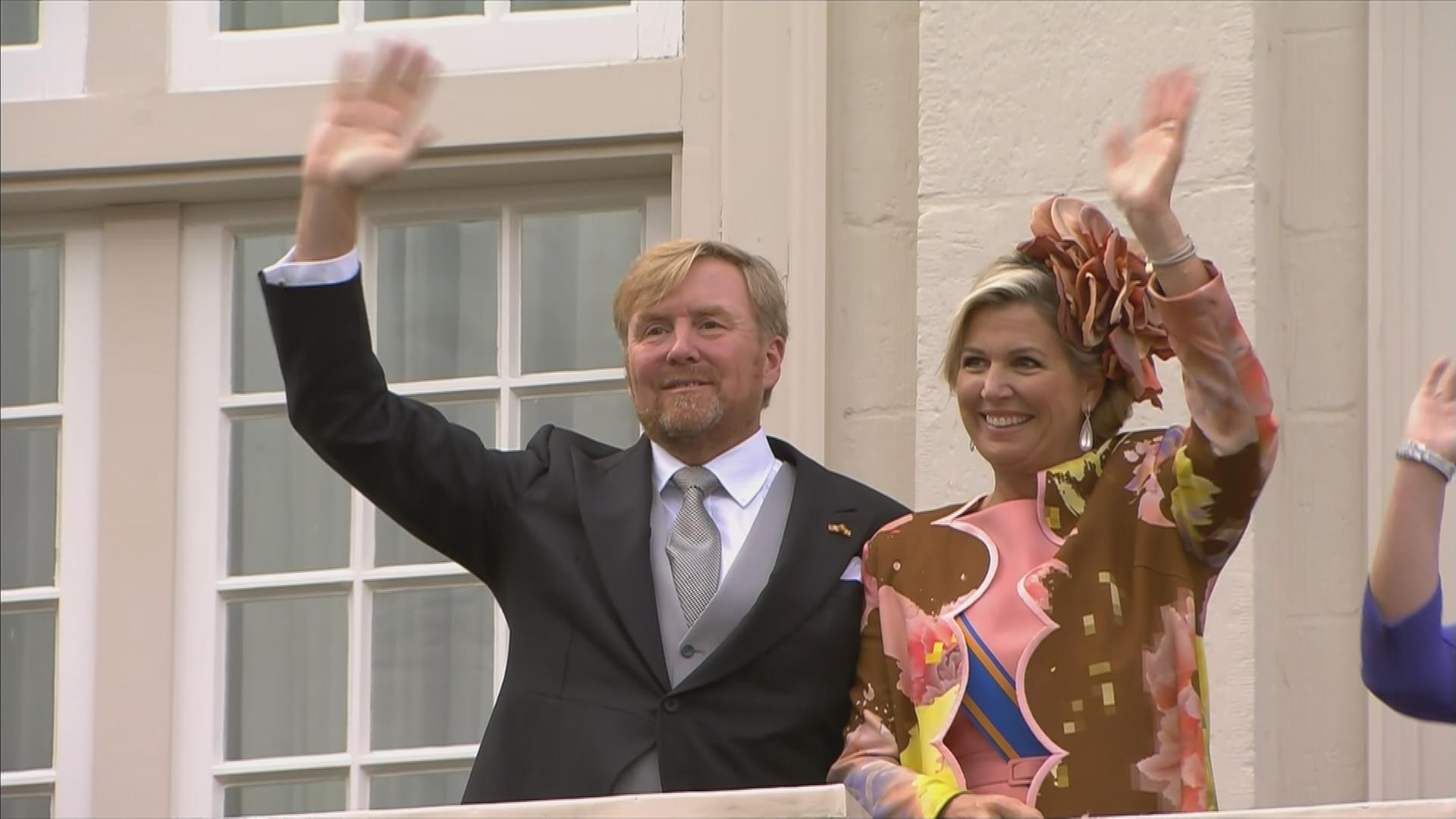 Máxima und König Willem-Alexander, das Königspaar der Niederlande, begrüßt royale Fans von einem Balkon