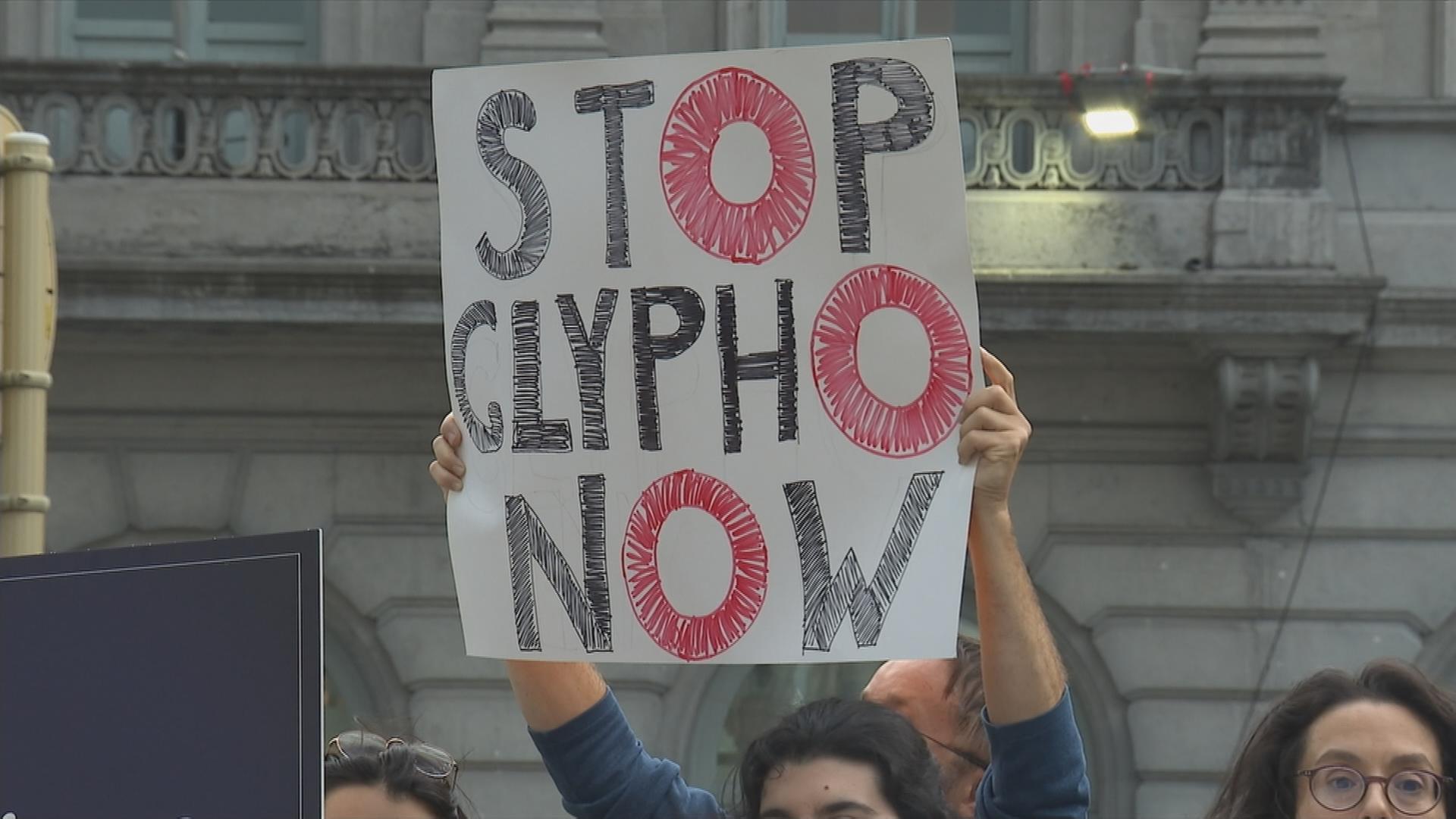 Protestschild während einer Demo mit der Schrift "Stop Glypho now" 