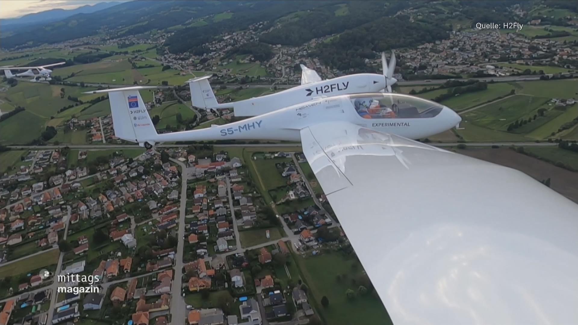 Luftaufnahme eines Flugzeugs des Unternehmes "H2FLY", das mit flüssigem Wasserstoff betrieben wird