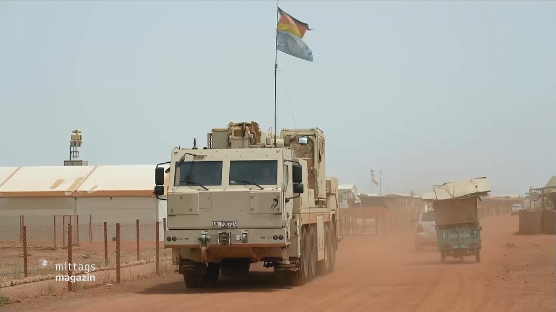 Bundeswehrfahrzeug auf einer staubigen Straße in Mali